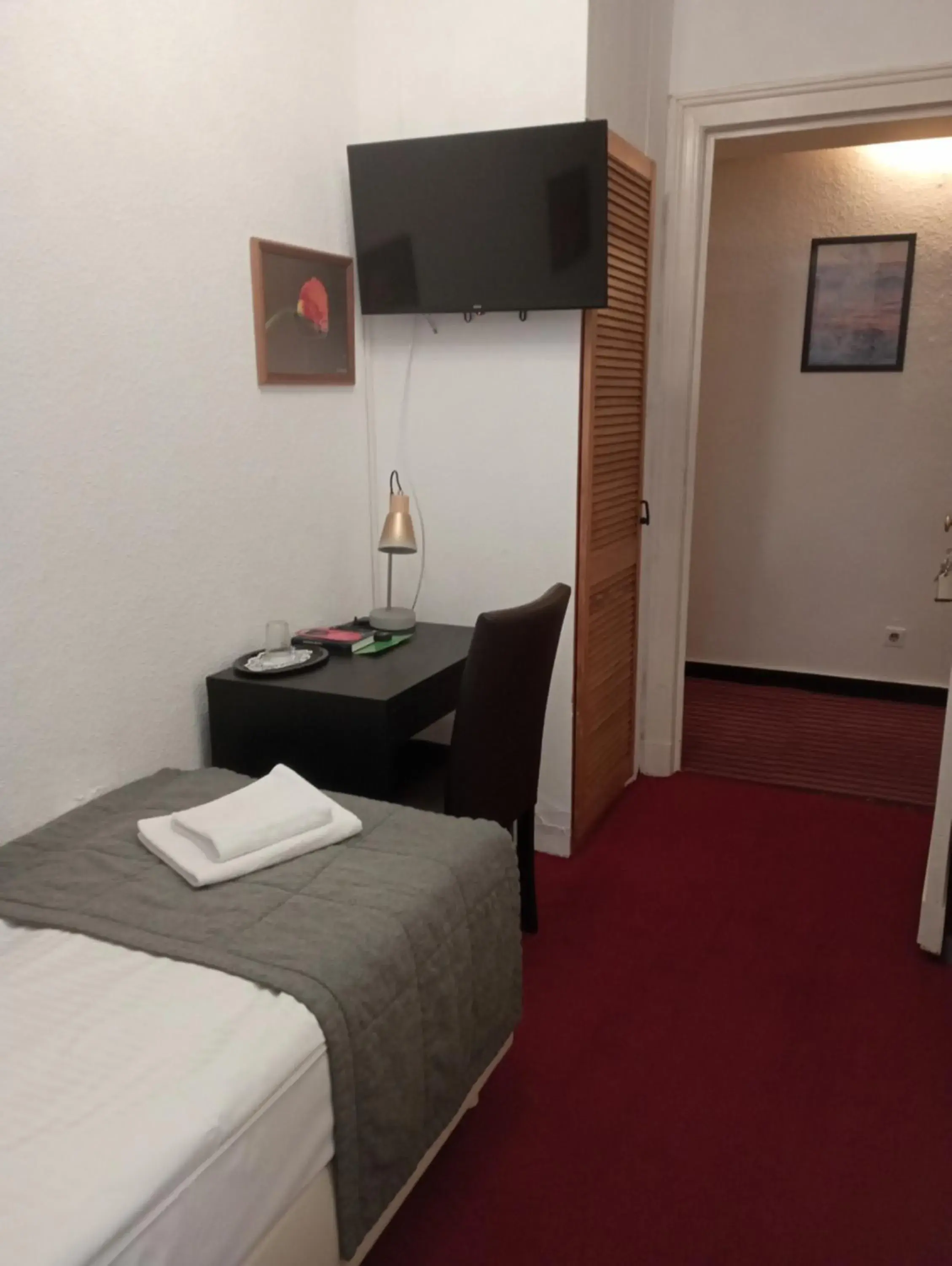 Photo of the whole room, TV/Entertainment Center in City Pension Berlin