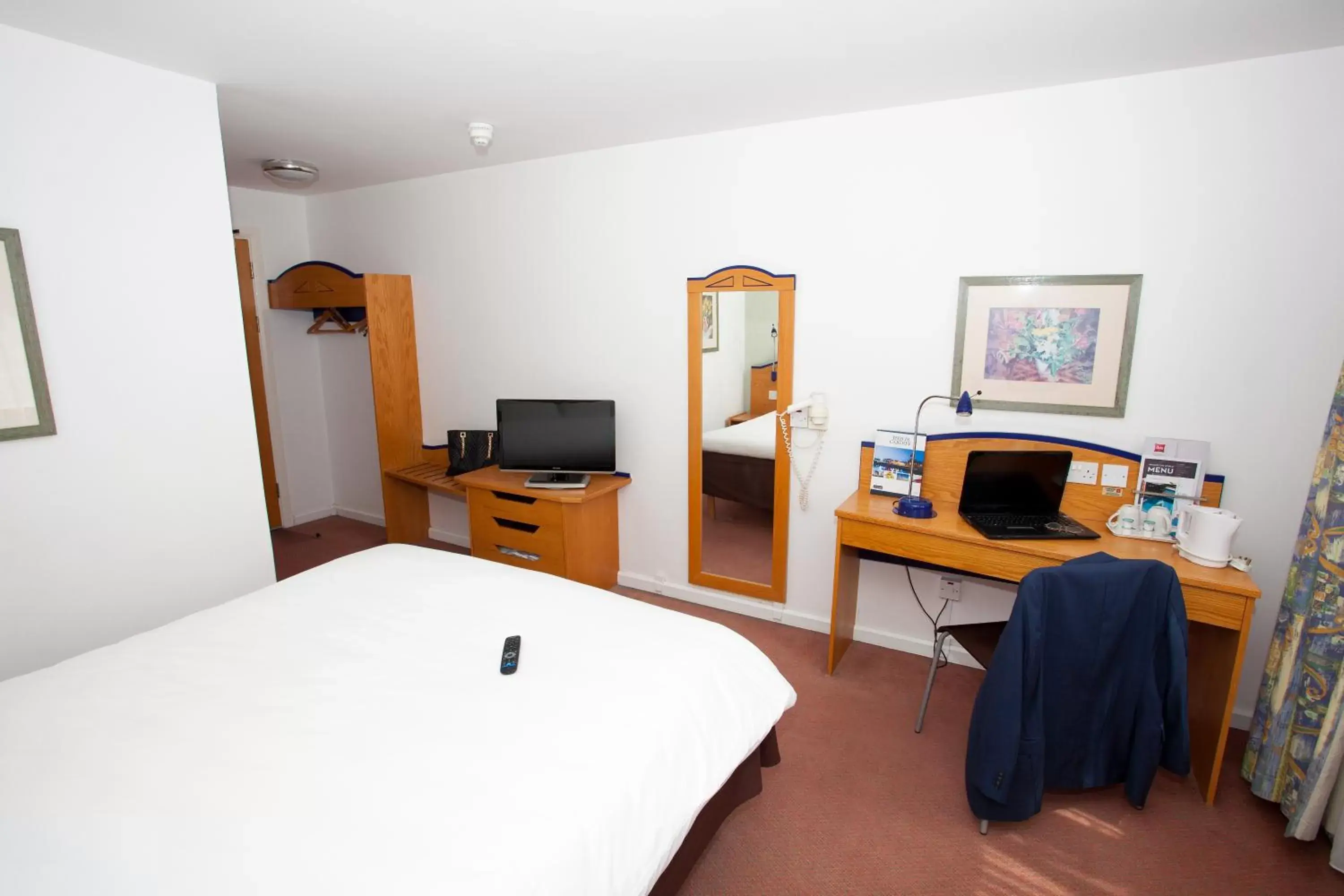Photo of the whole room, Bed in ibis Cardiff Gate - International Business Park Photo of the whole room, Bed in ibis Cardiff Gate - International Business Park