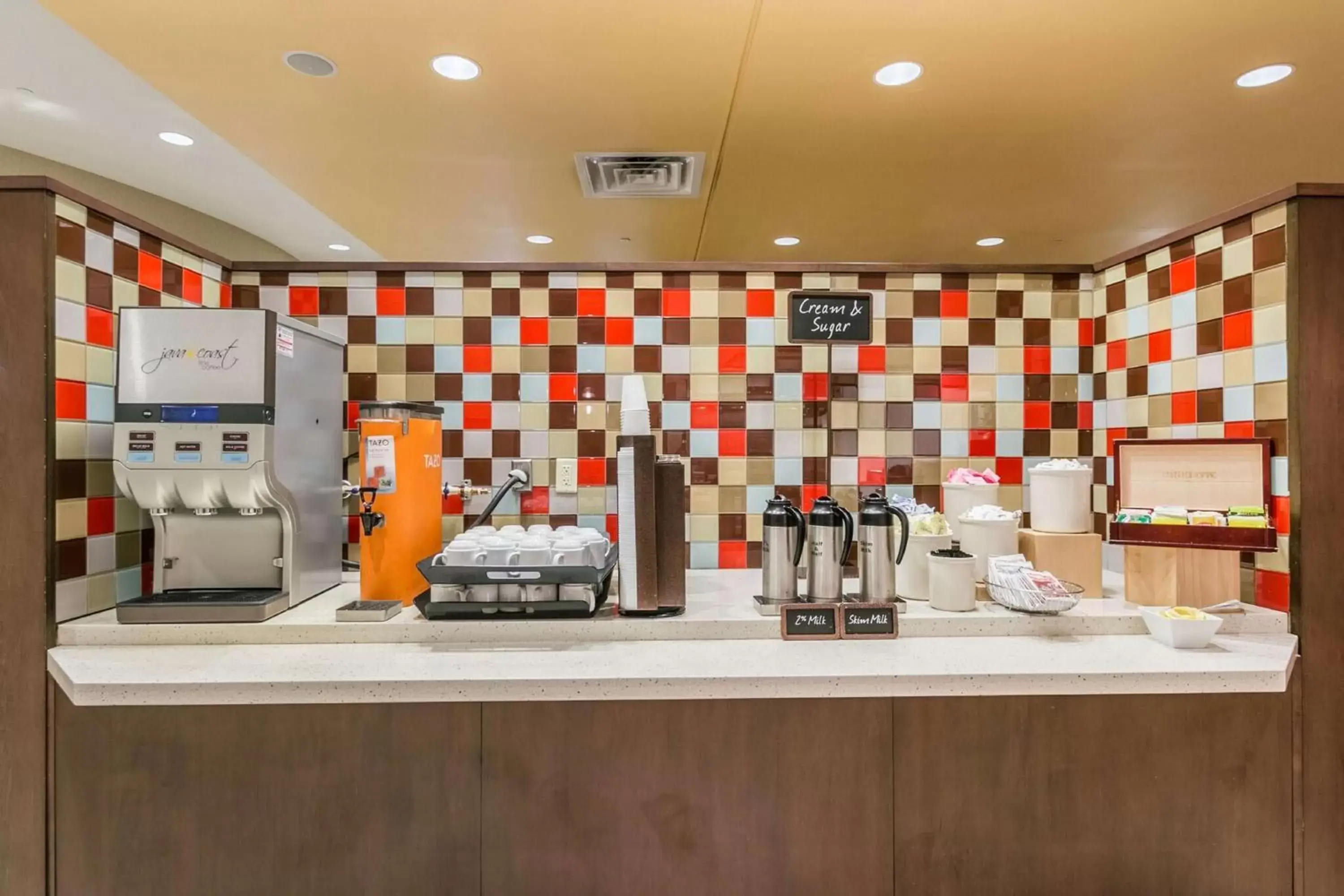 Dining area in Embassy Suites by Hilton Newark Airport