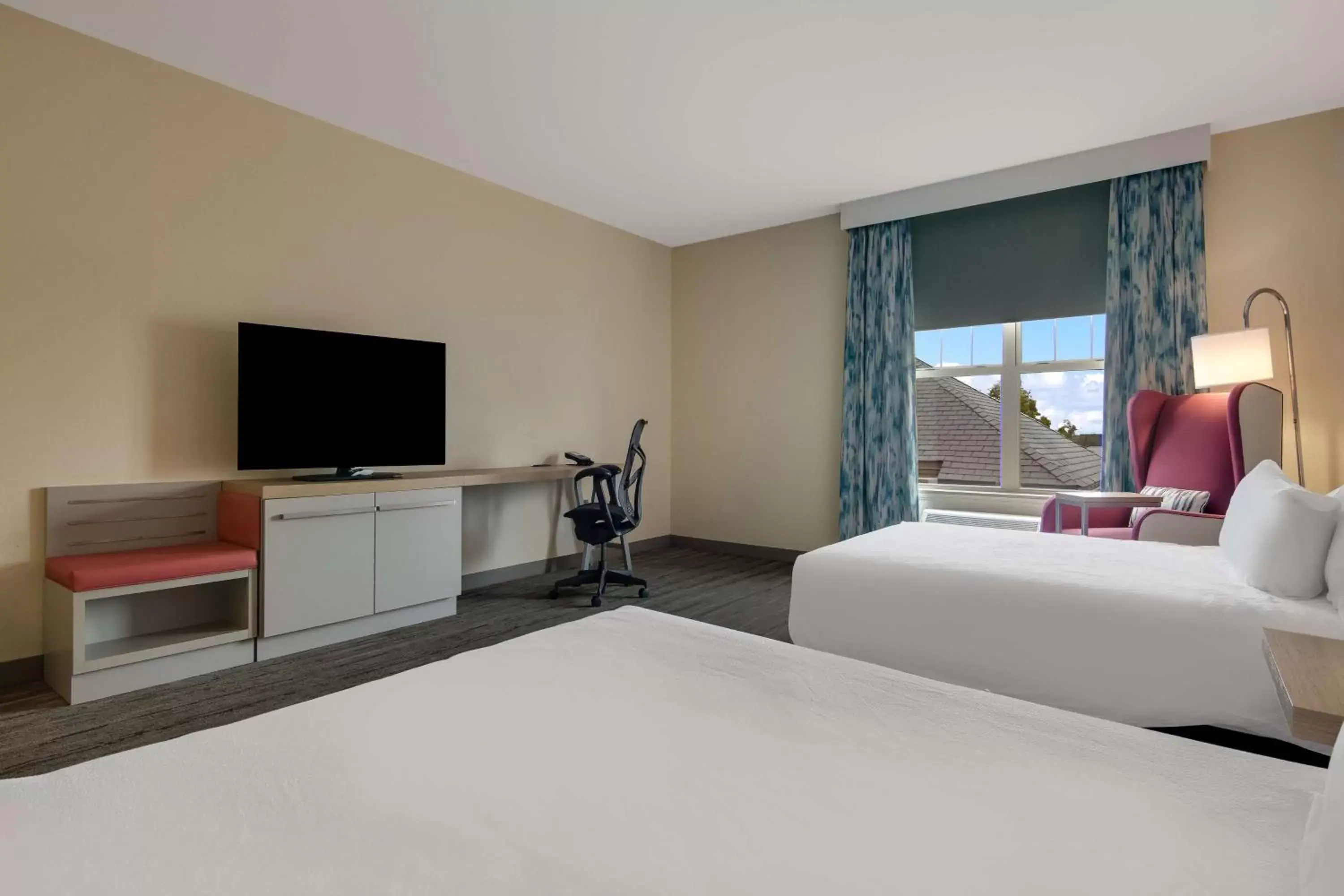 Bedroom, TV/Entertainment Center in Hilton Garden Inn Madison West/Middleton
