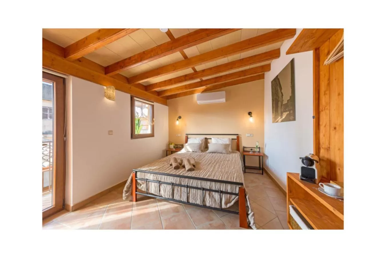 Bedroom, Bed in Boutique Hostal "Born53" im Stadtkern von Llucmajor, Mallorca