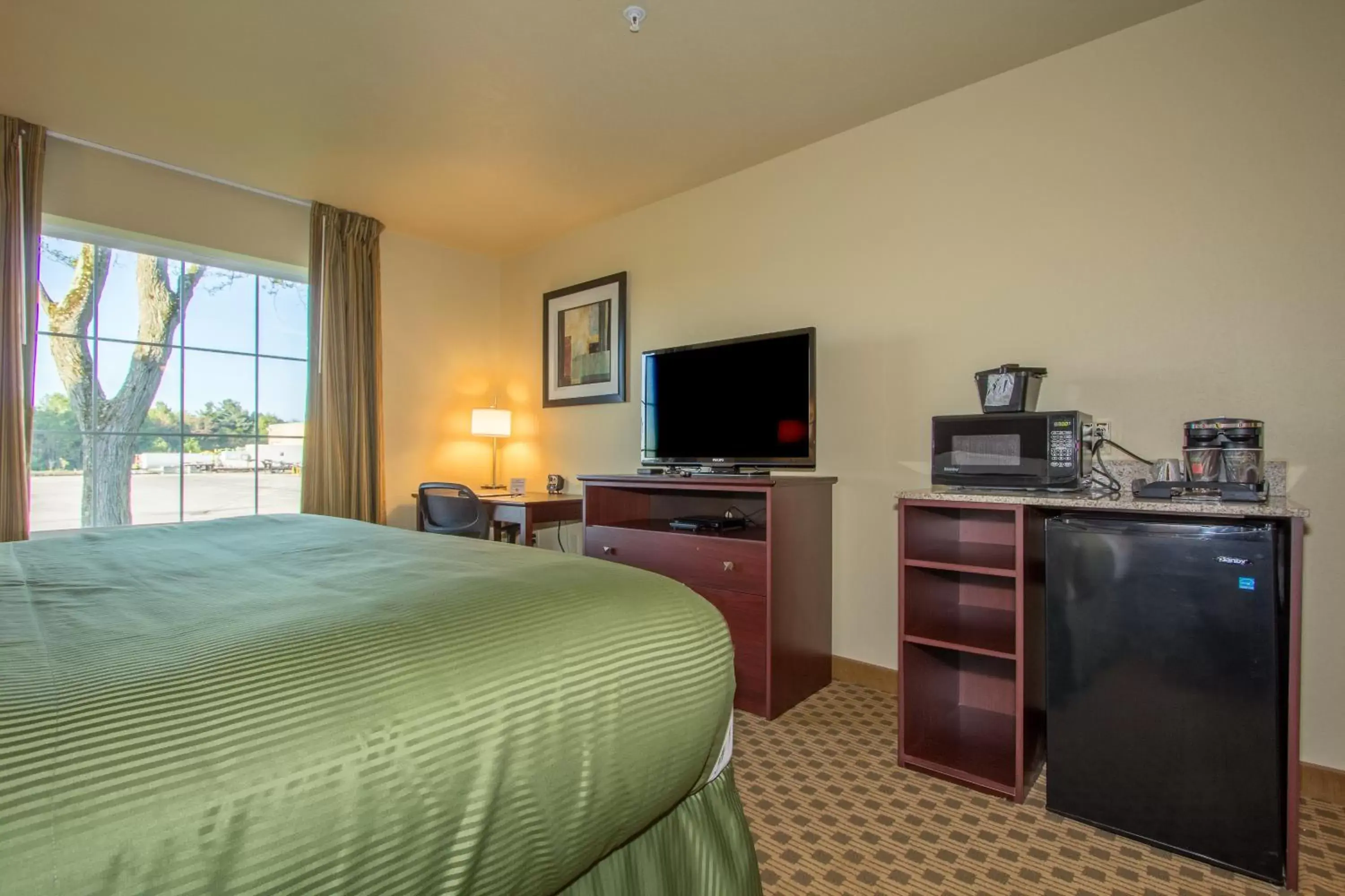 Bed, TV/Entertainment Center in Cobblestone Inn & Suites - Linton