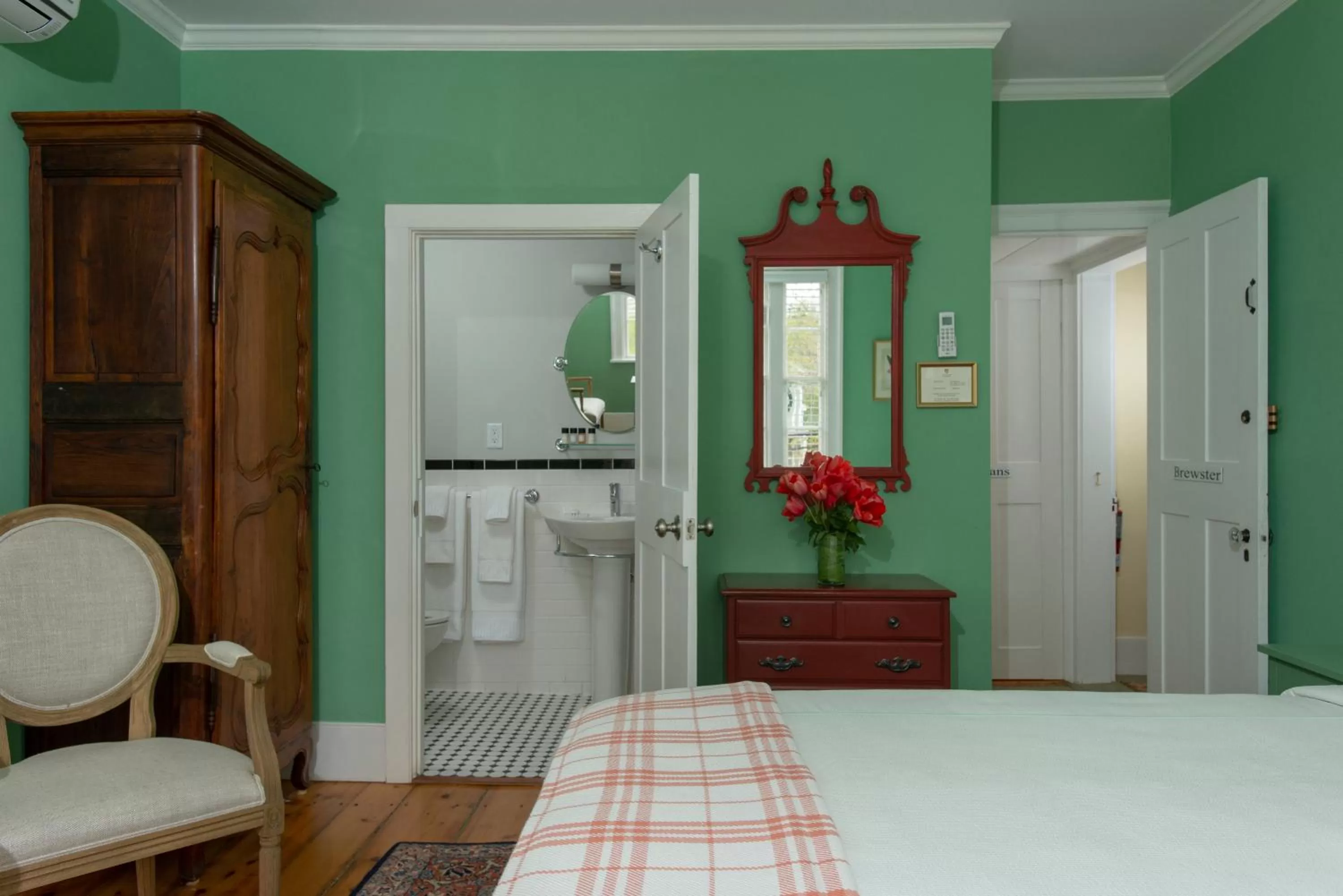 Bedroom, Bed in Village Inn