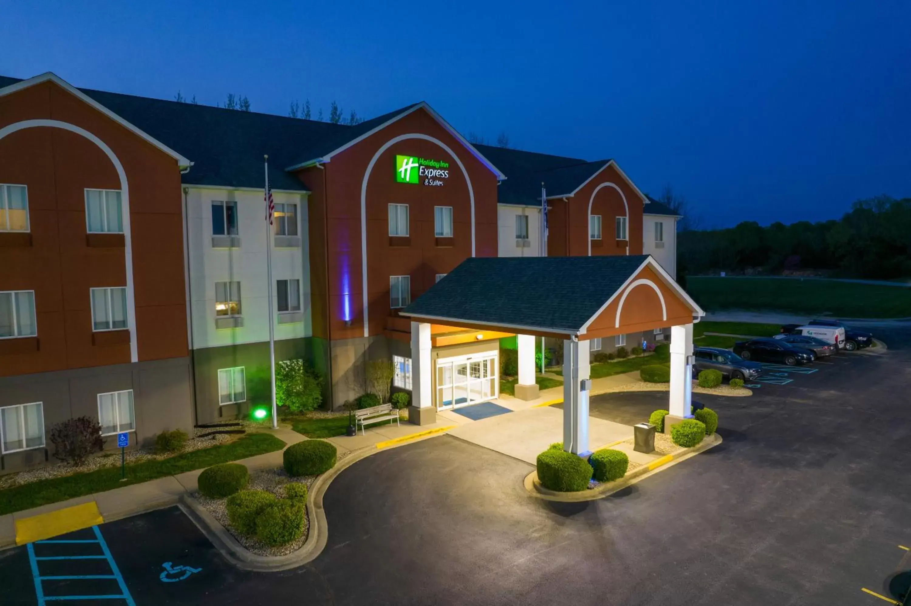 Property building in Holiday Inn Express Hotel & Suites Bedford by IHG Property building in Holiday Inn Express Hotel & Suites Bedford by IHG