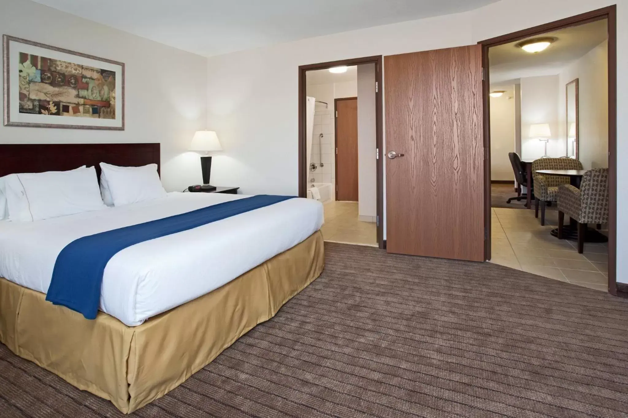 Bedroom, Bed in Holiday Inn Express & Suites Buffalo, an IHG Hotel