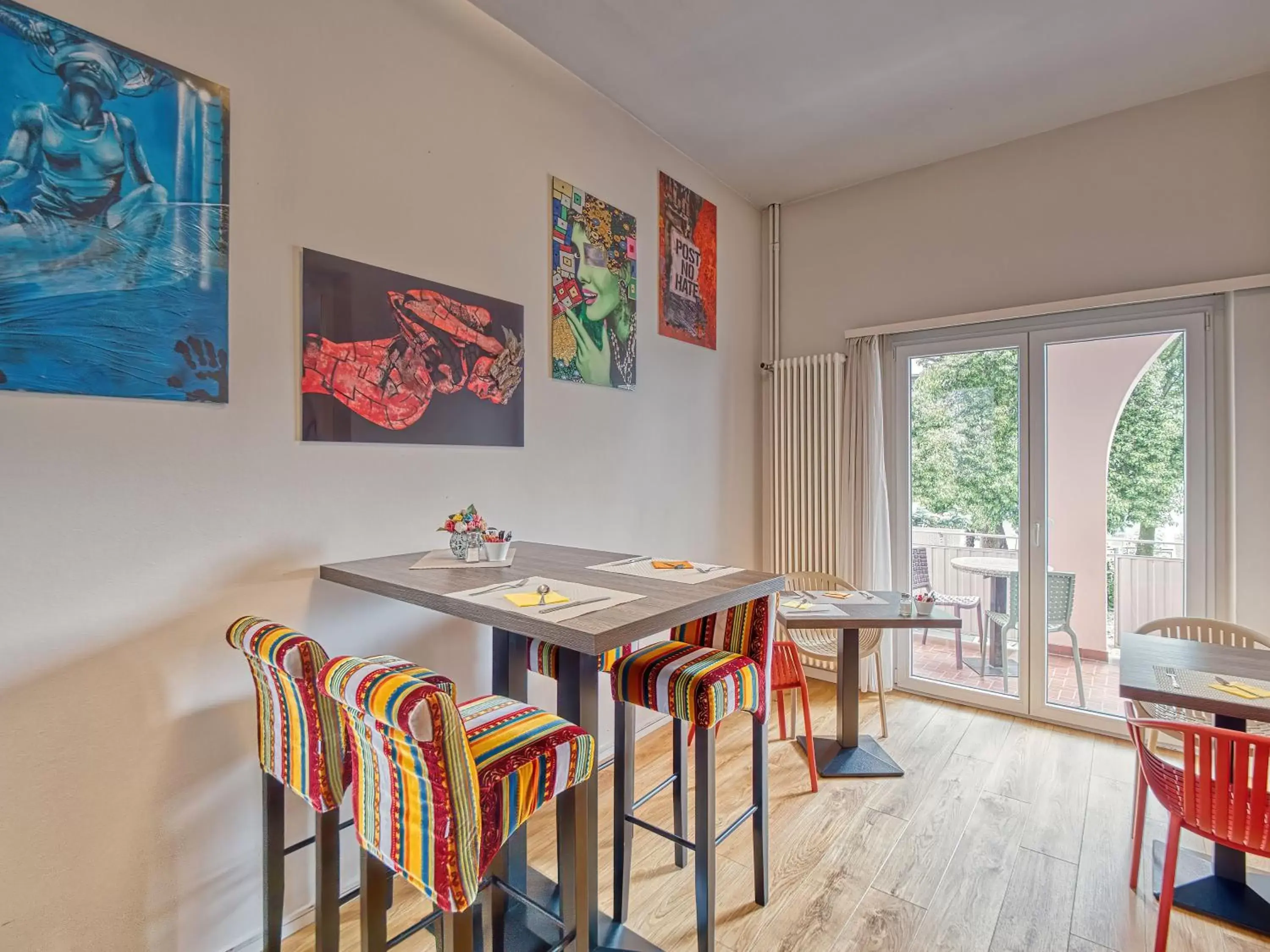 Dining Area in @ Home Hotel Locarno