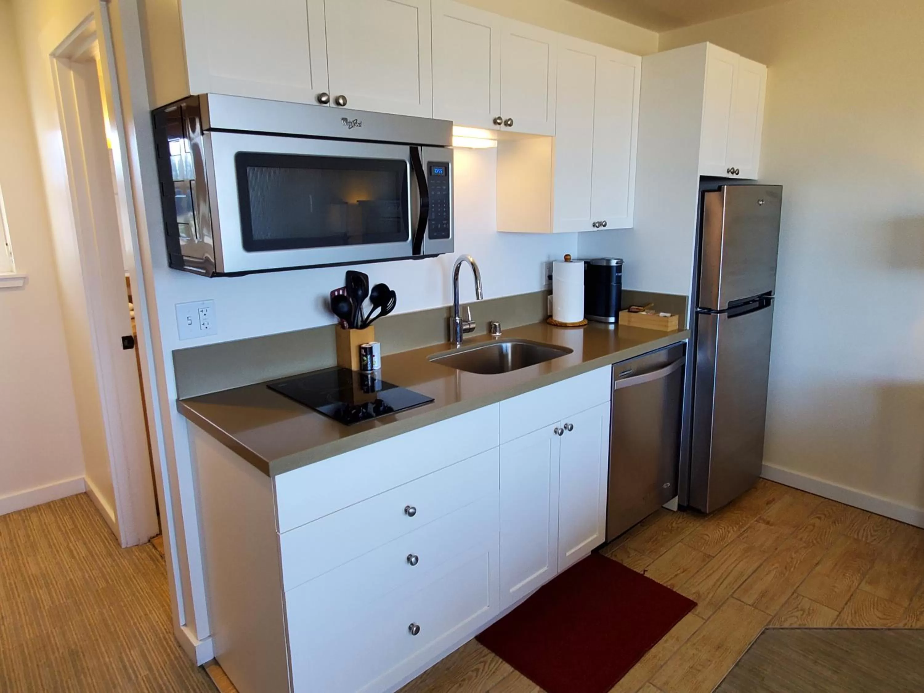 Coffee/tea facilities, Kitchen/Kitchenette in Moonstone Beach Motel