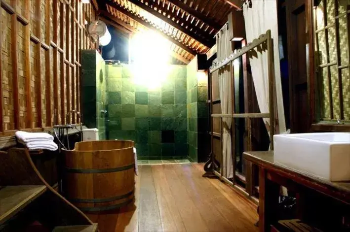 Bathroom in Terrapuri Heritage Village, Penarik