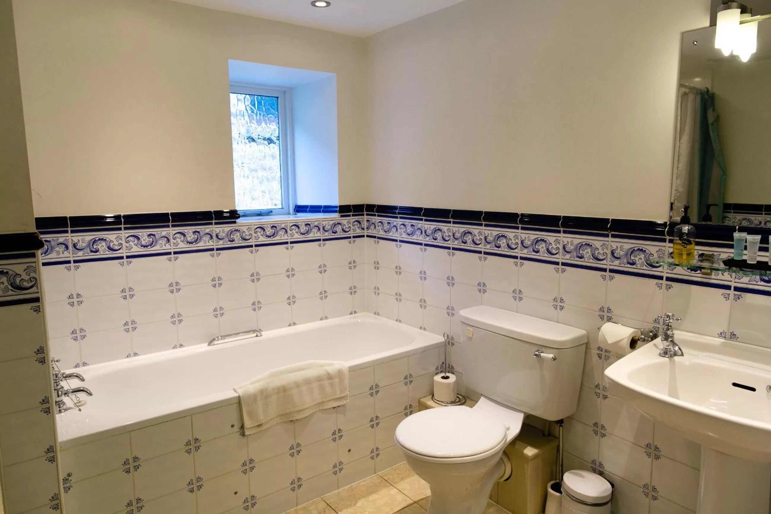 Bathroom in The Maltsters Arms