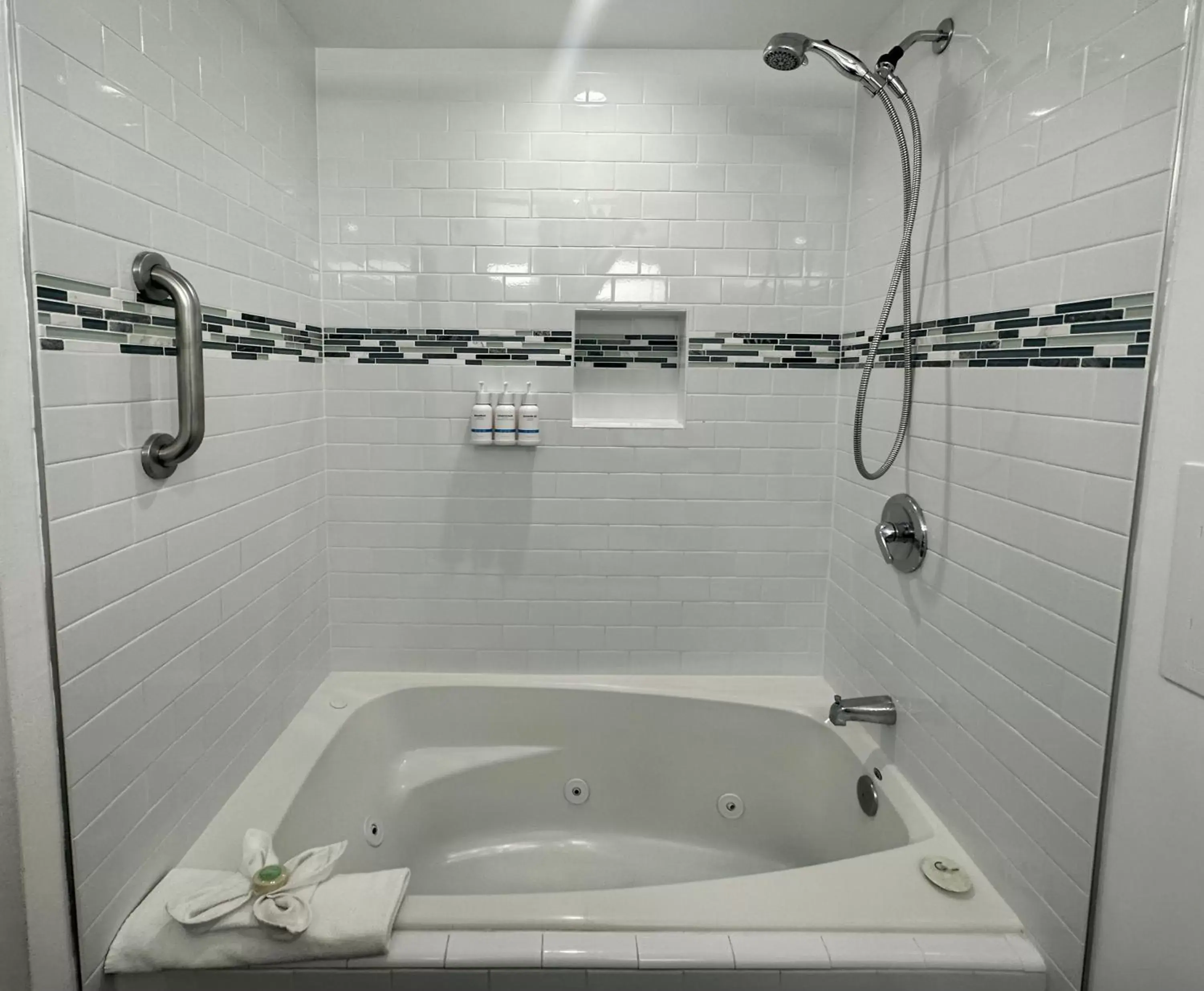 Shower, Bathroom in The Pacific Inn