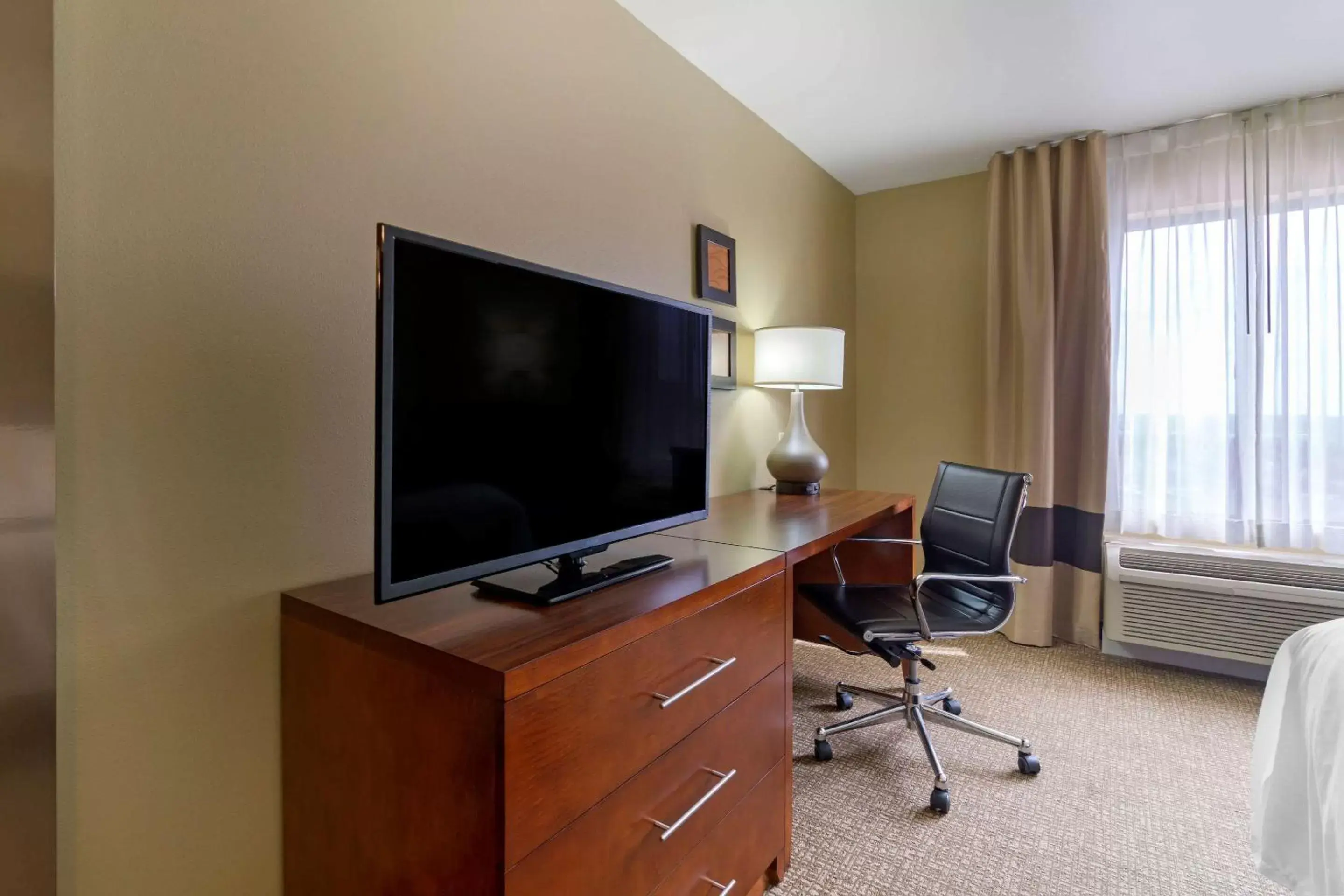 Photo of the whole room, TV/Entertainment Center in Comfort Inn & Suites Mandan - Bismarck
