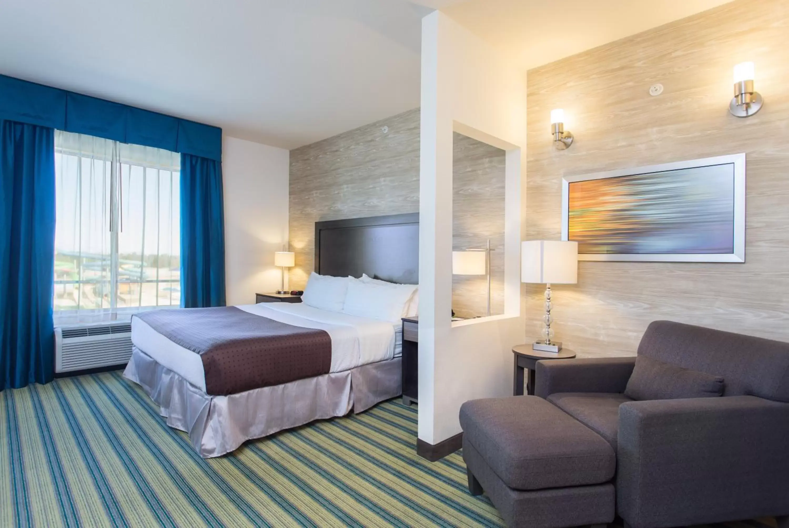 Photo of the whole room, Bed in Holiday Inn Texarkana Arkansas Convention Center, an IHG Hotel