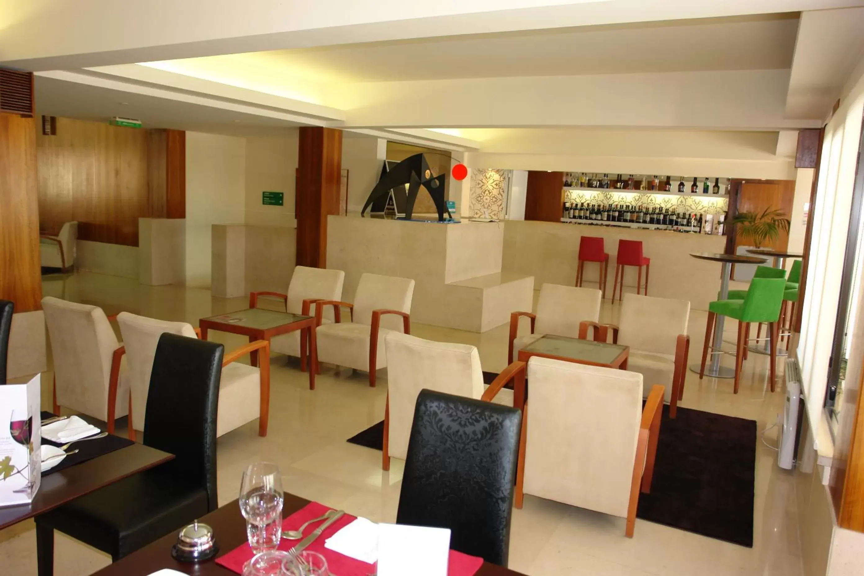 Lounge or bar, Restaurant/Places to Eat in Eurosol Leiria & Eurosol Jardim