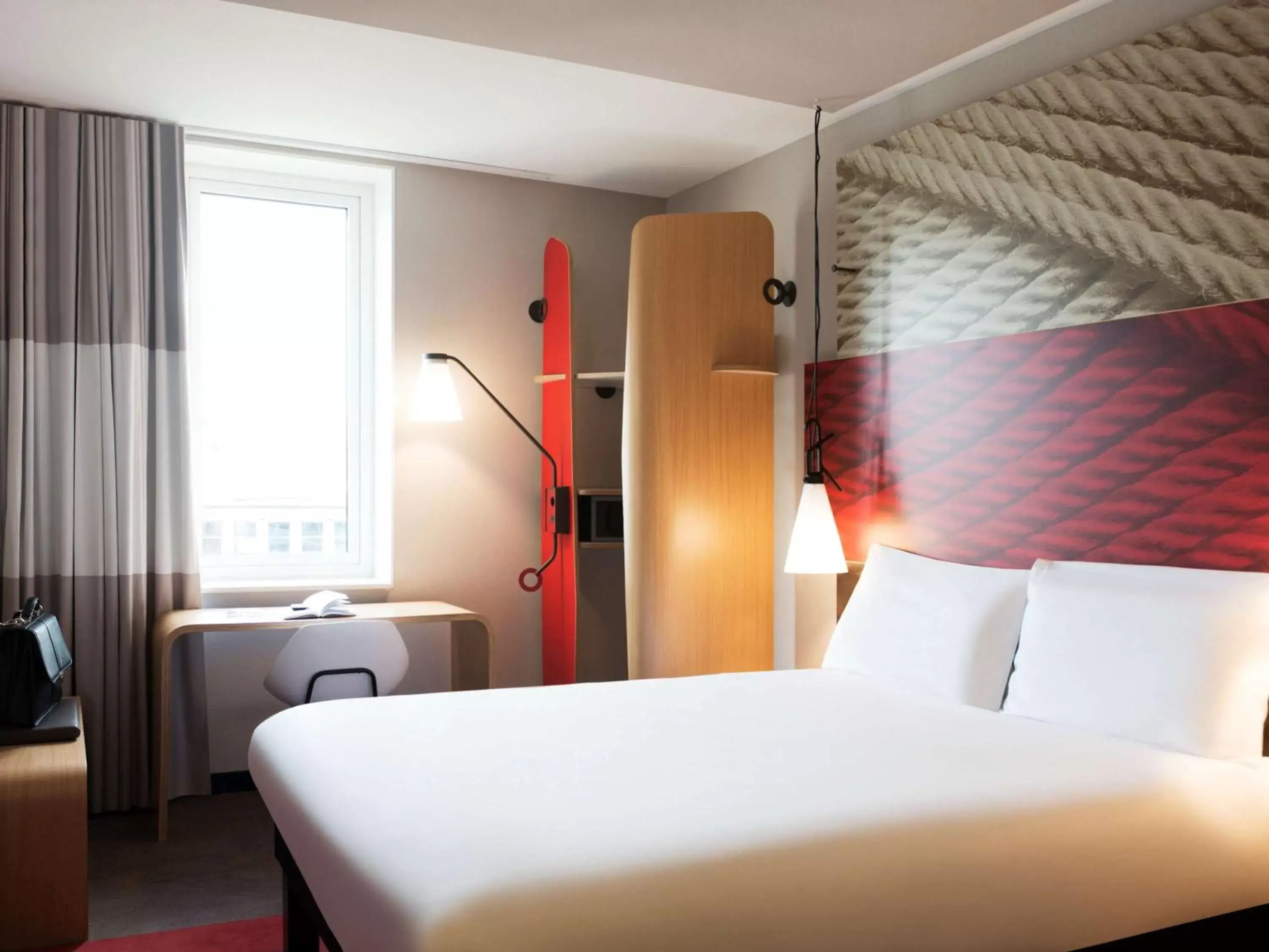 Photo of the whole room, Bed in ibis Rotterdam City Centre