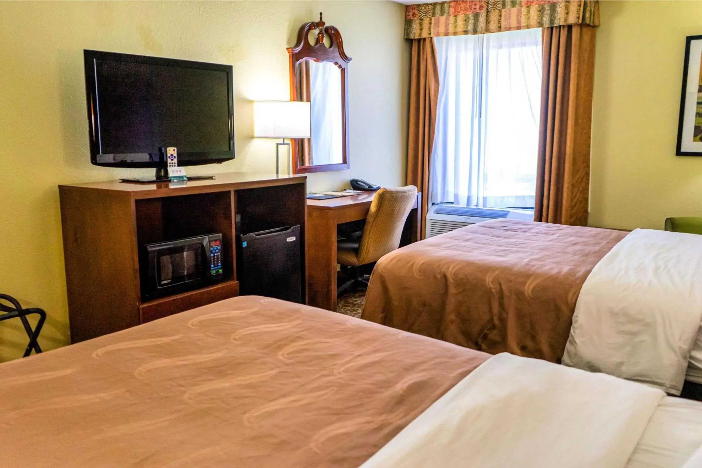 Photo of the whole room, Bed in Quality Inn Whiteville North