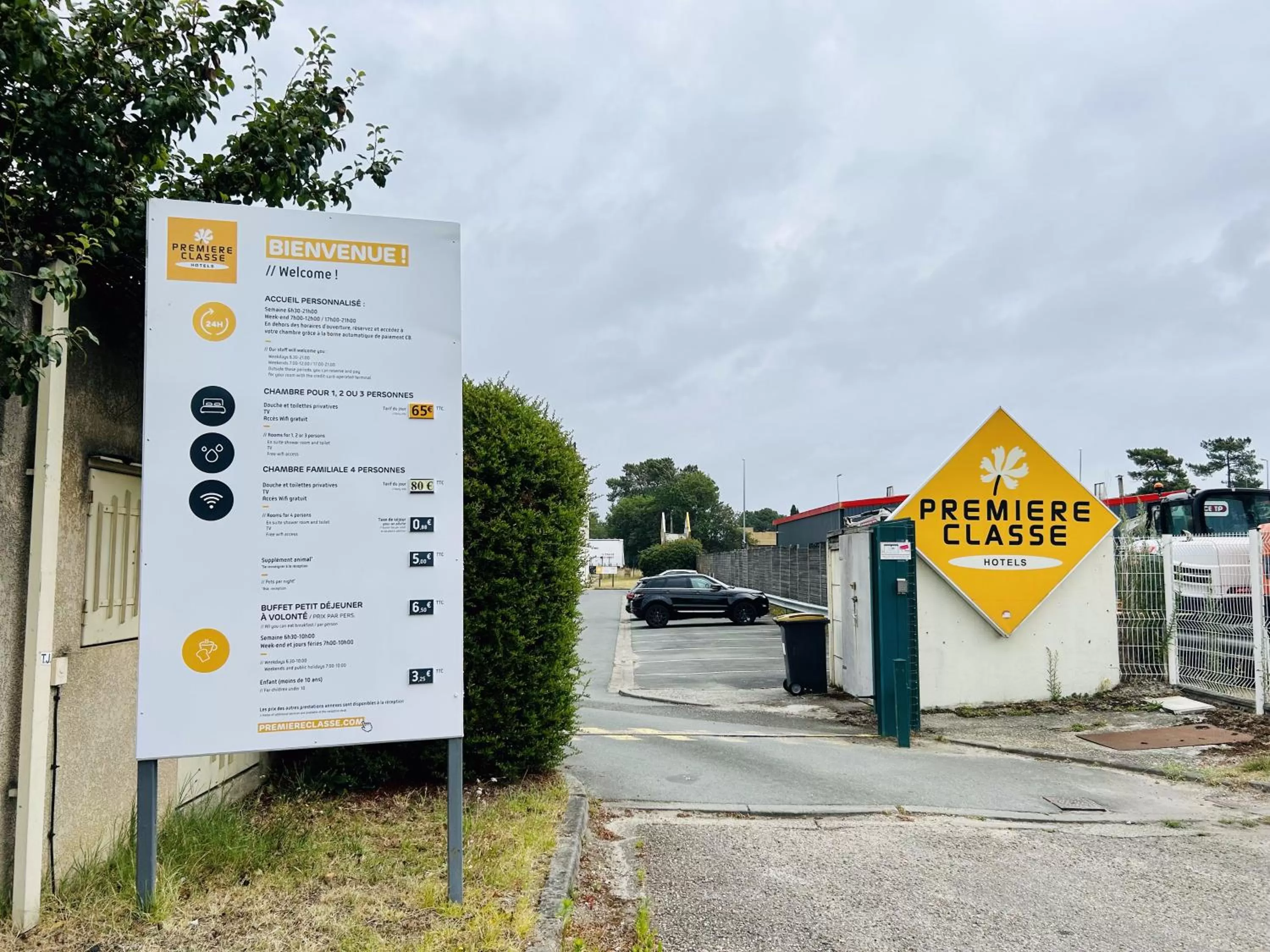 Facade/entrance in Premiere Classe Bordeaux Sud Pessac Bersol
