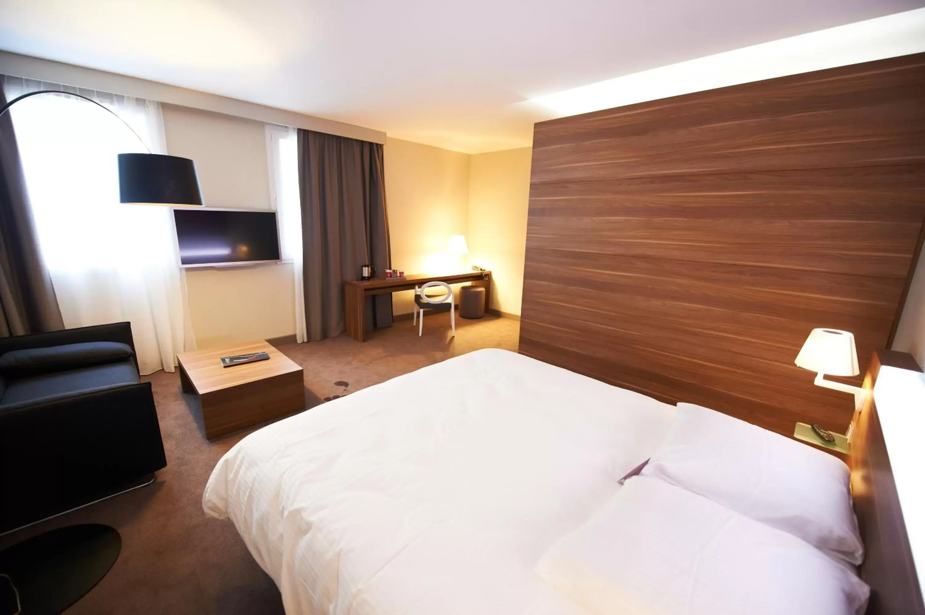 Photo of the whole room, Bed in Mercure Cholet Centre
