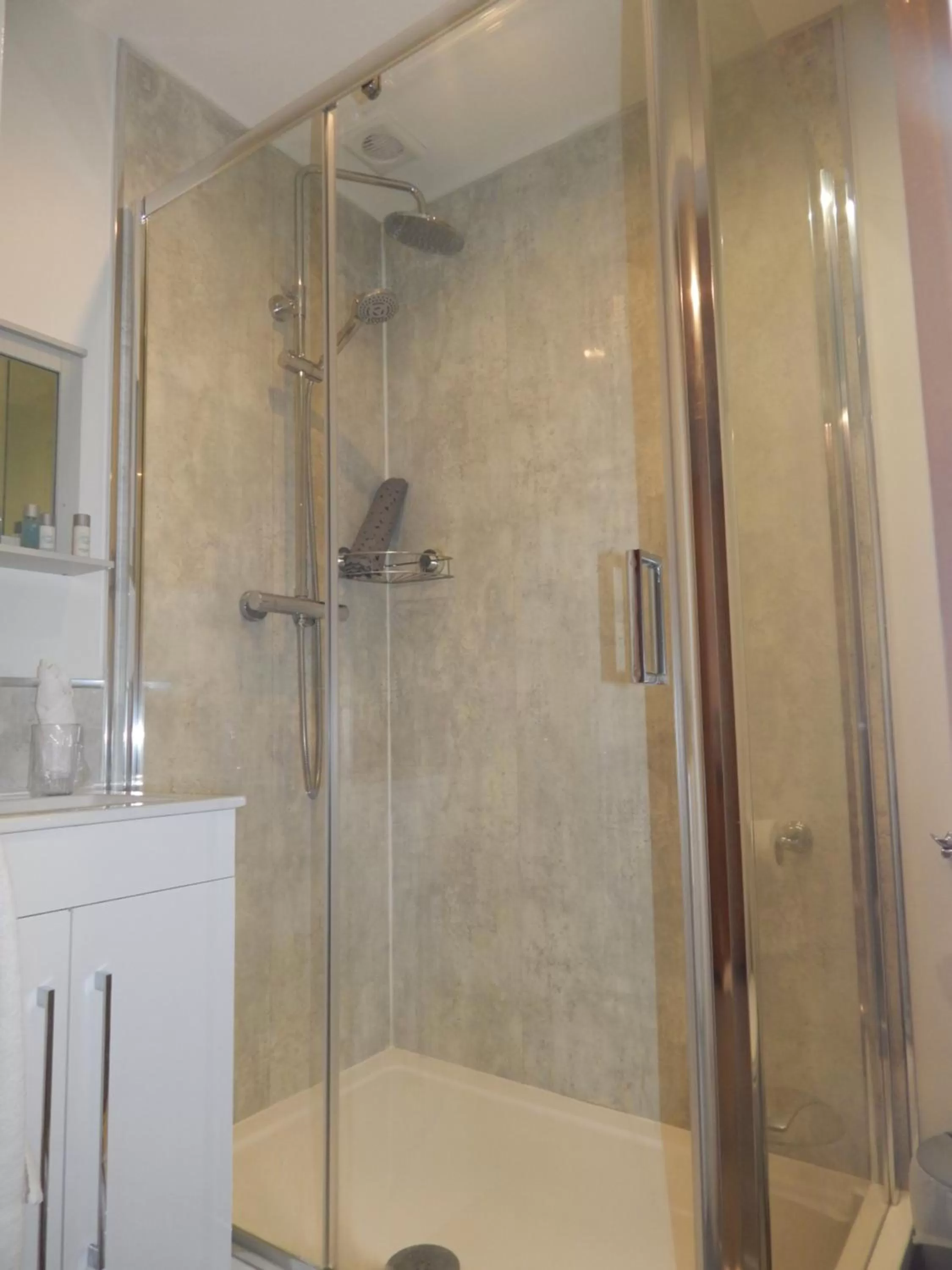 Bathroom in The Saxon Inn