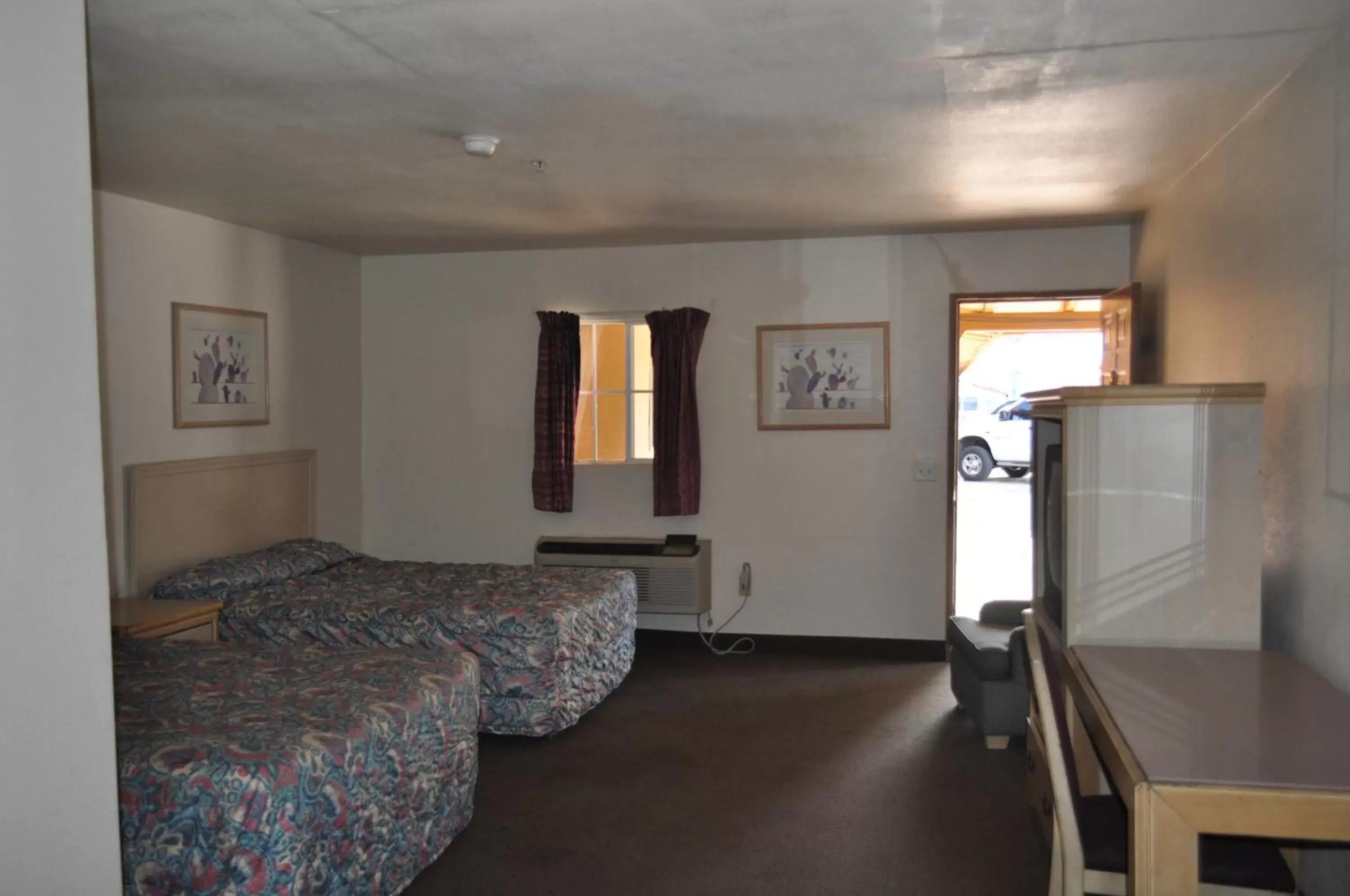 Photo of the whole room in California Suites Motel