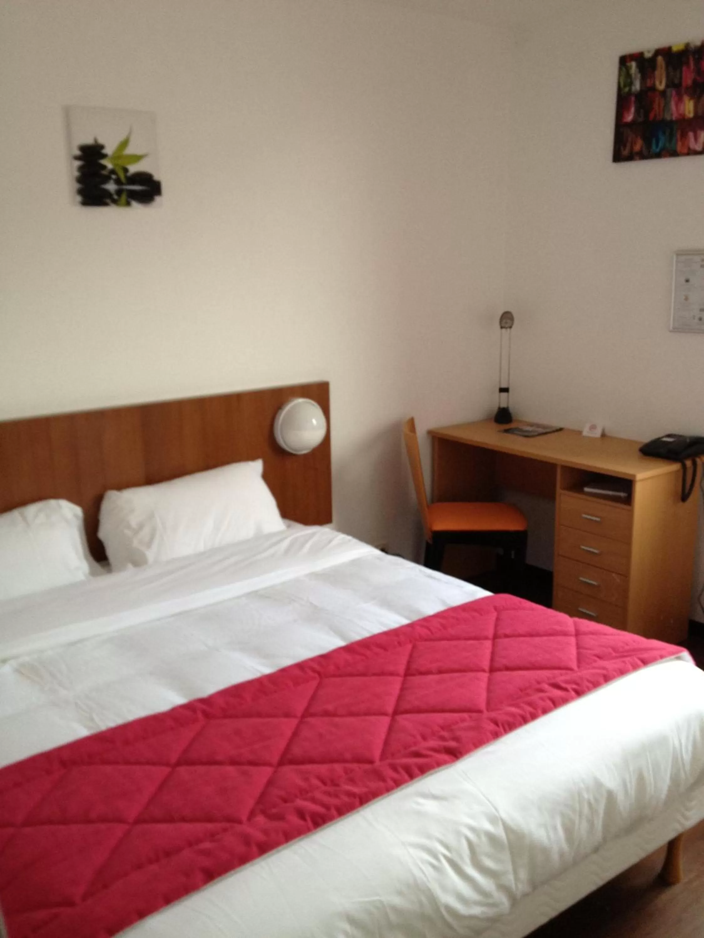 Photo of the whole room, Bed in Hôtel - Restaurant Le Saint Joseph