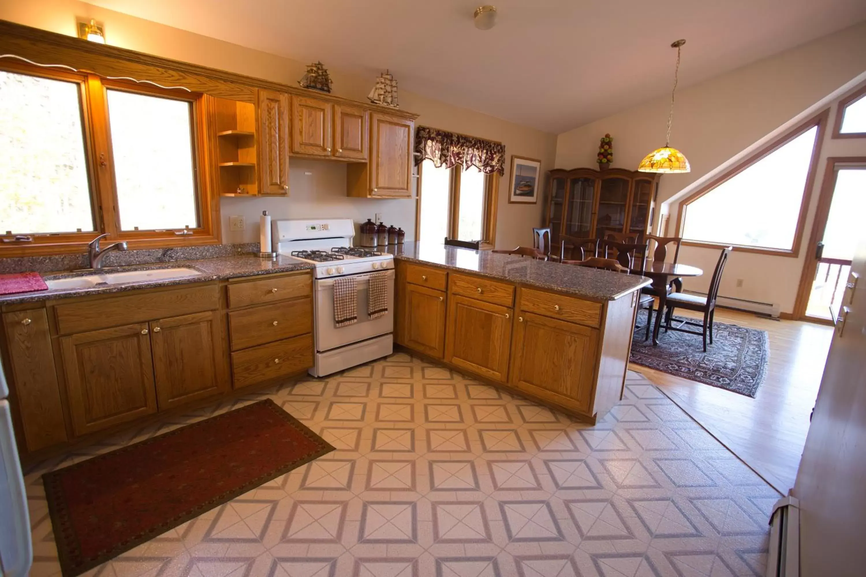 kitchen, Kitchen/Kitchenette in Hill View Motel and Cottages