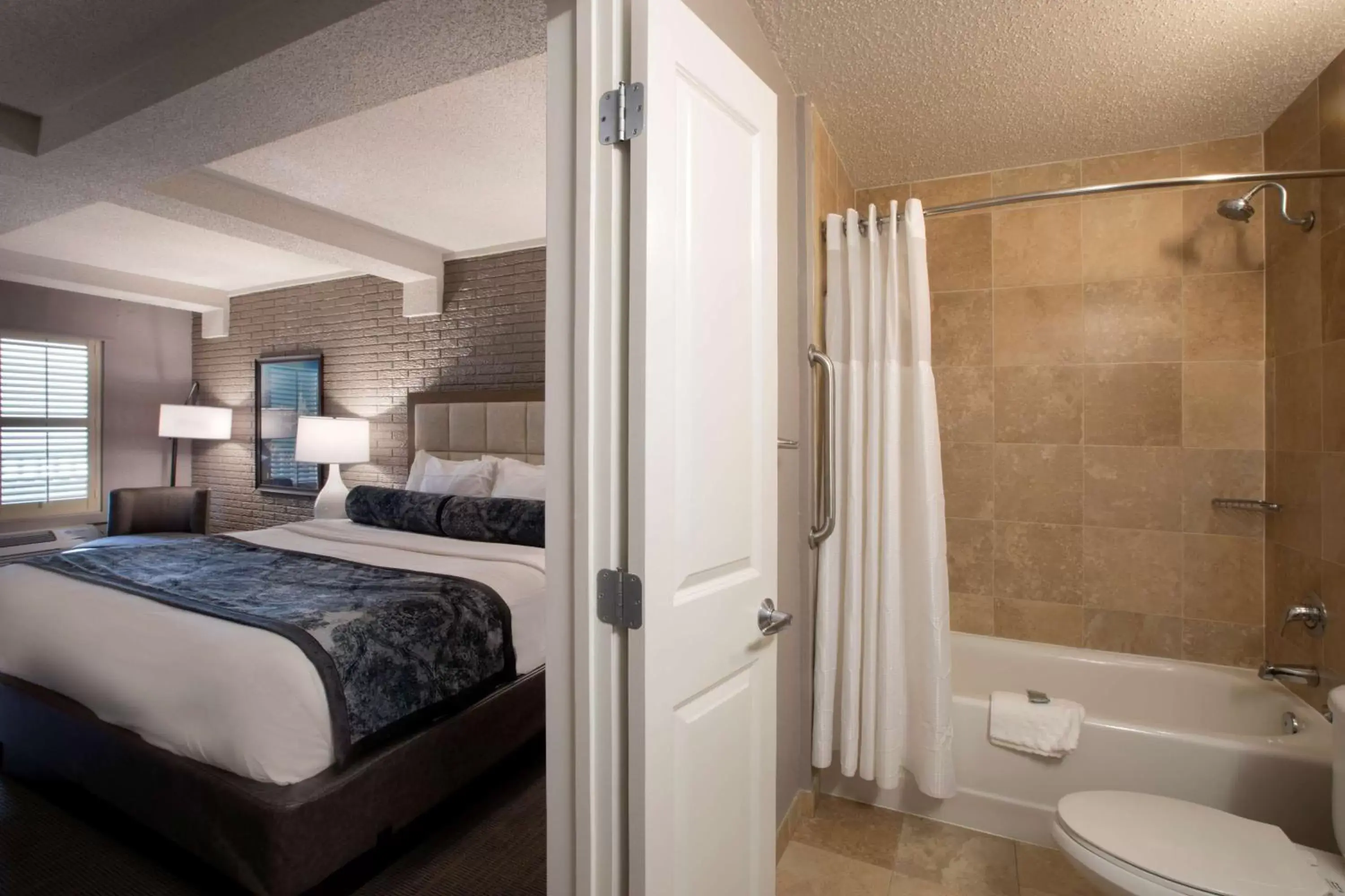 Photo of the whole room, Bathroom in Best Western Savannah Historic District