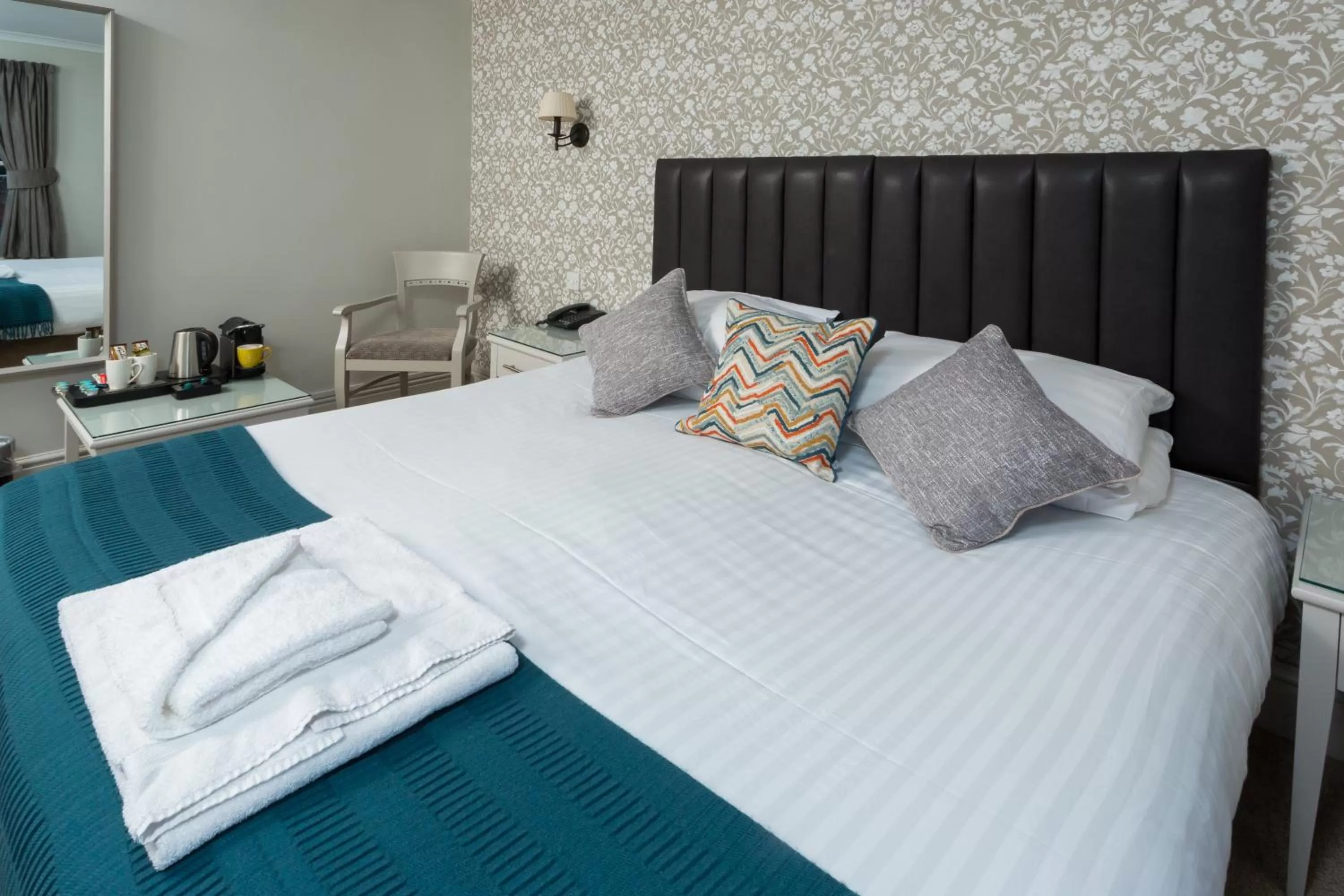 Bedroom, Bed in The Dog & Bear Hotel