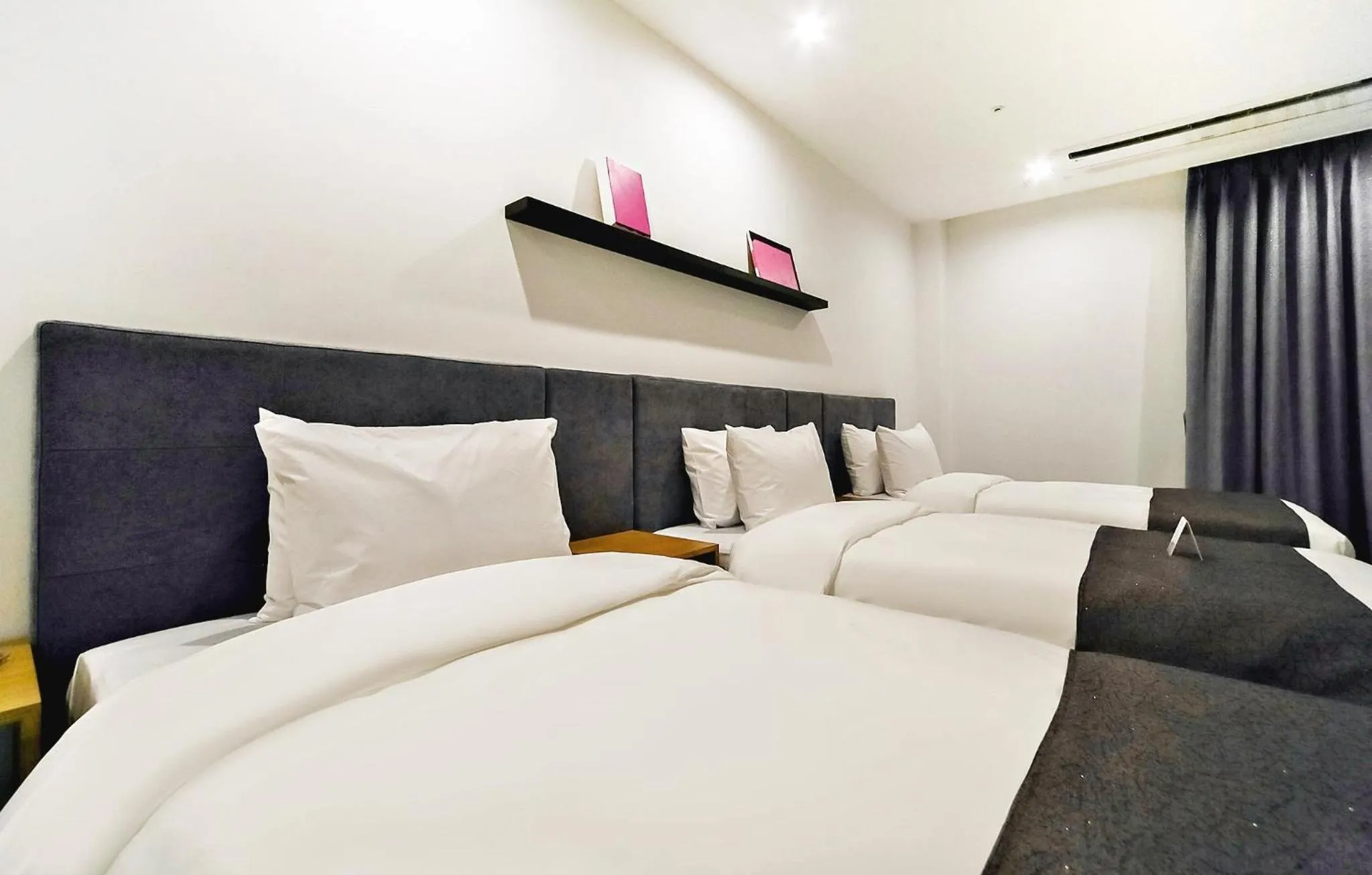 Bed in Hotel Noblestay