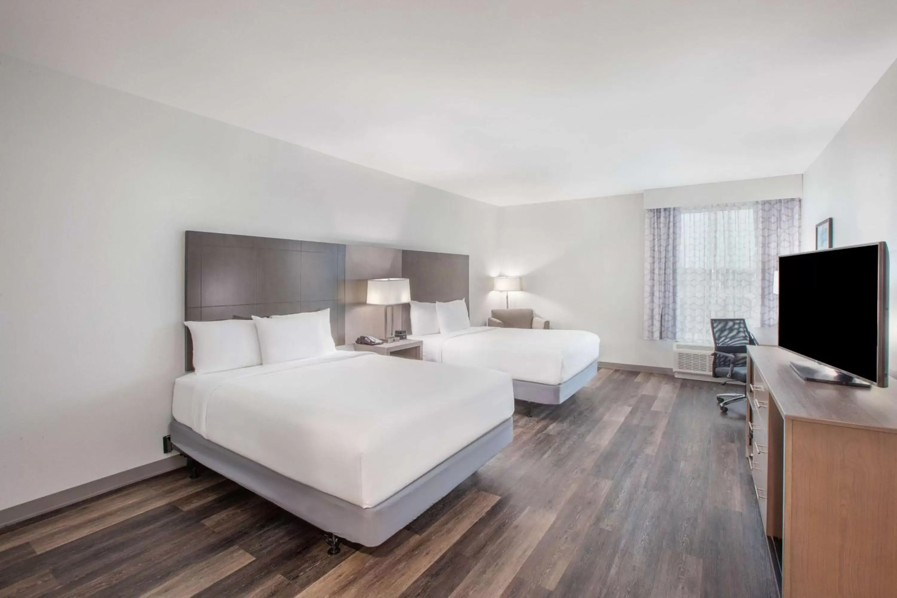 Queen Room with Two Queen Beds and Bath Tub - Mobility/Hearing Access - Non-Smoking in La Quinta by Wyndham Dallas Duncanville Queen Room with Two Queen Beds and Bath Tub - Mobility/Hearing Access - Non-Smoking in La Quinta by Wyndham Dallas Duncanville