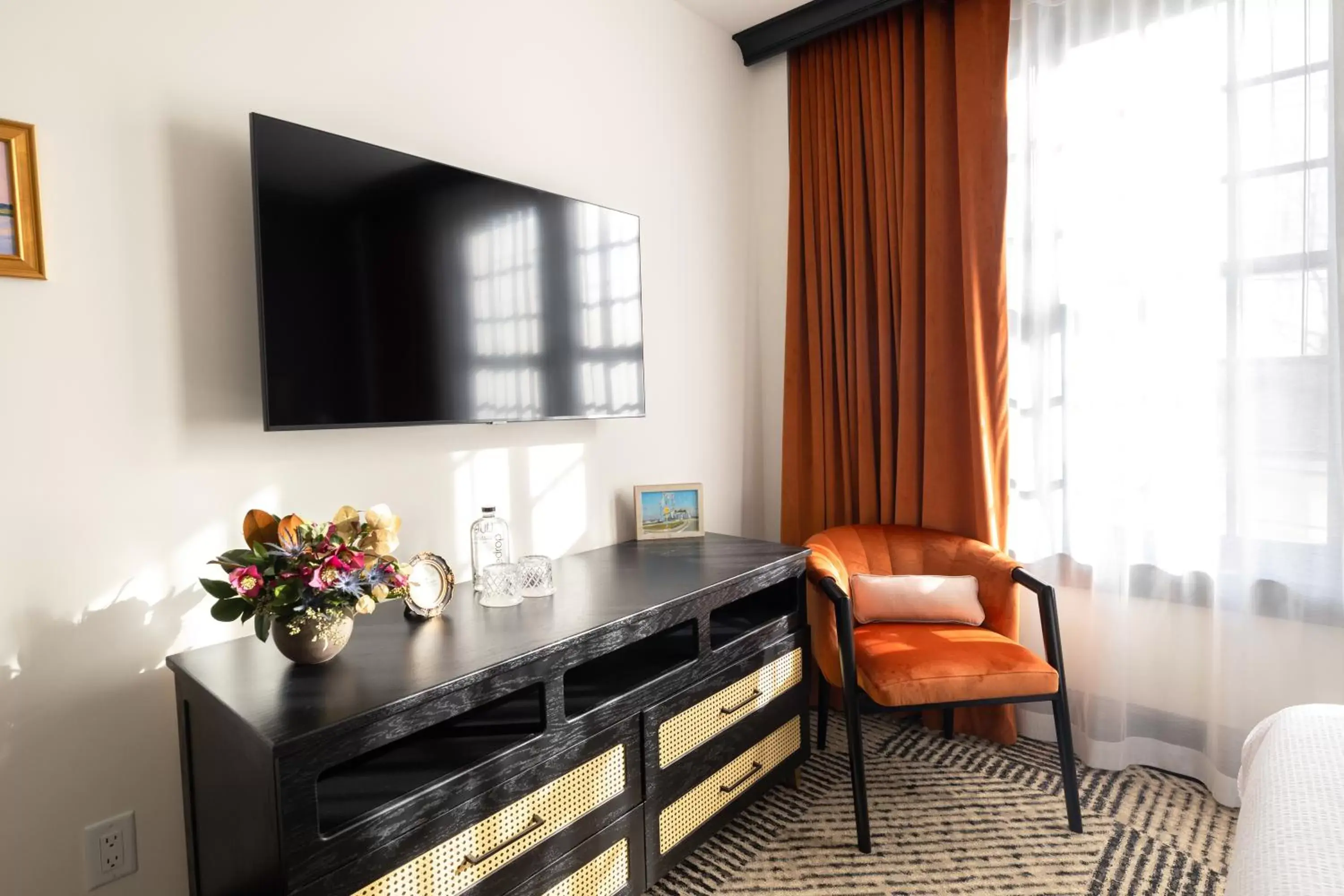 Seating area, TV/Entertainment Center in Hotel Thaxter