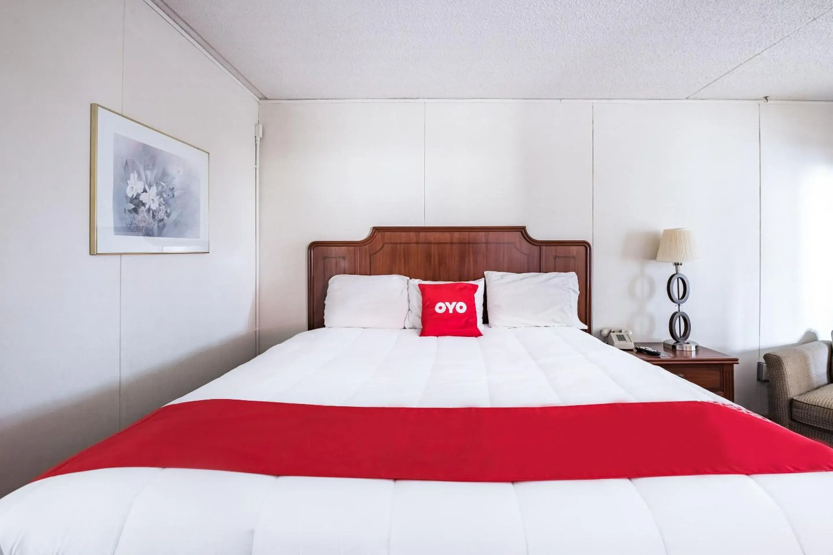 Bathroom, Bed in OYO Hotel Windmill Branson