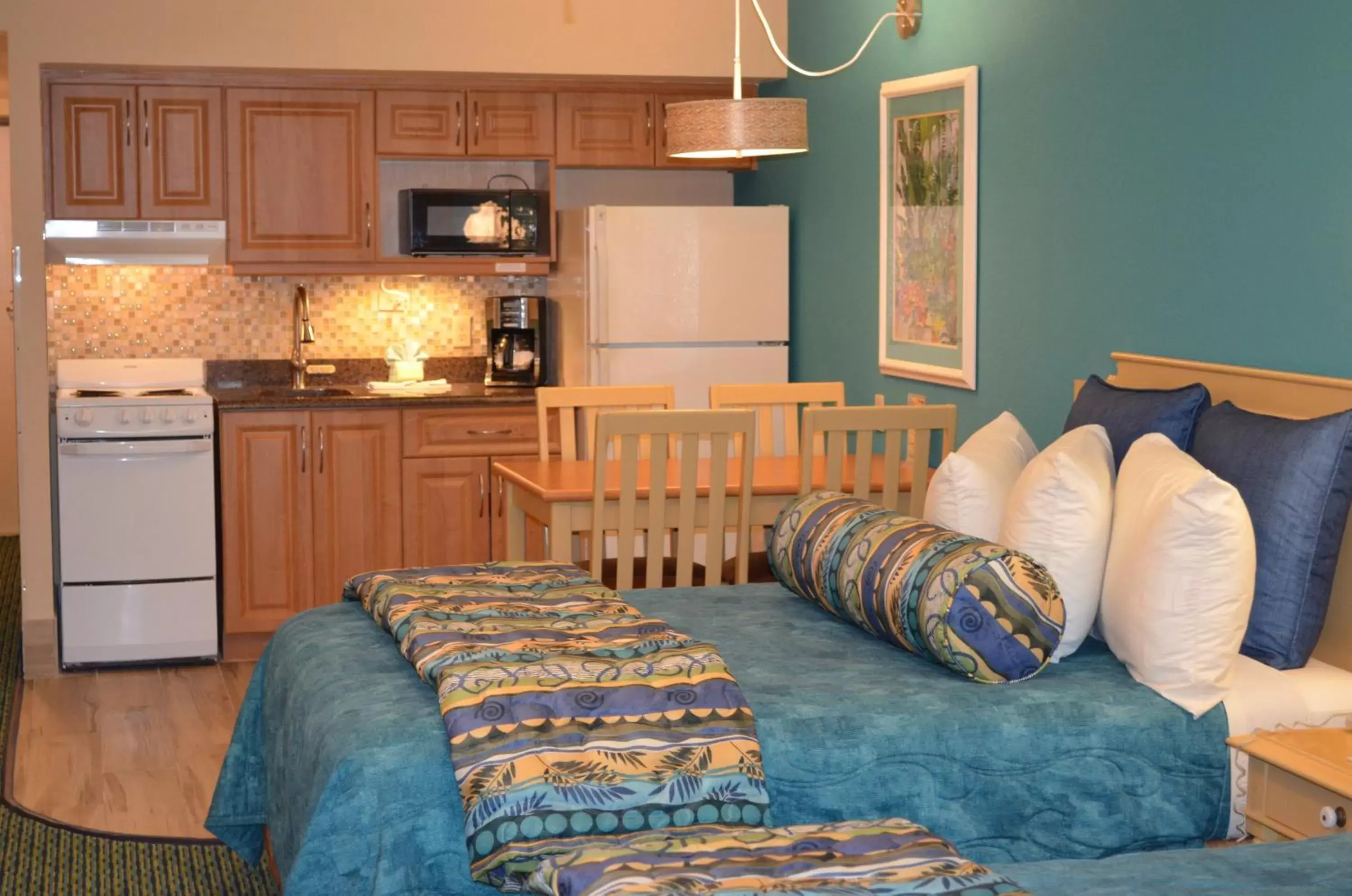 Kitchen or kitchenette, Kitchen/Kitchenette in Sun Viking Lodge - Daytona Beach