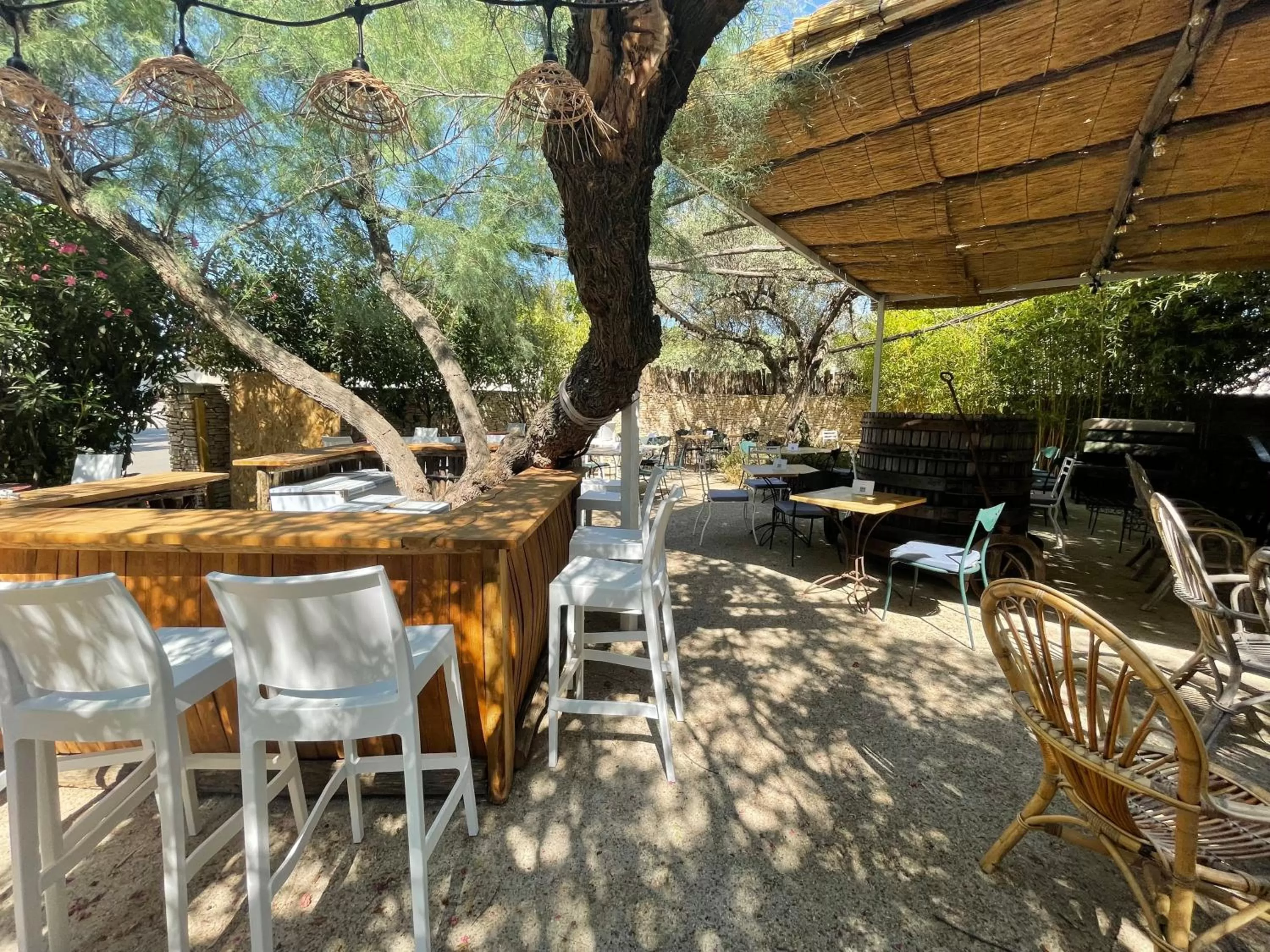 Patio in Logis NIMOTEL Hôtel Cosy