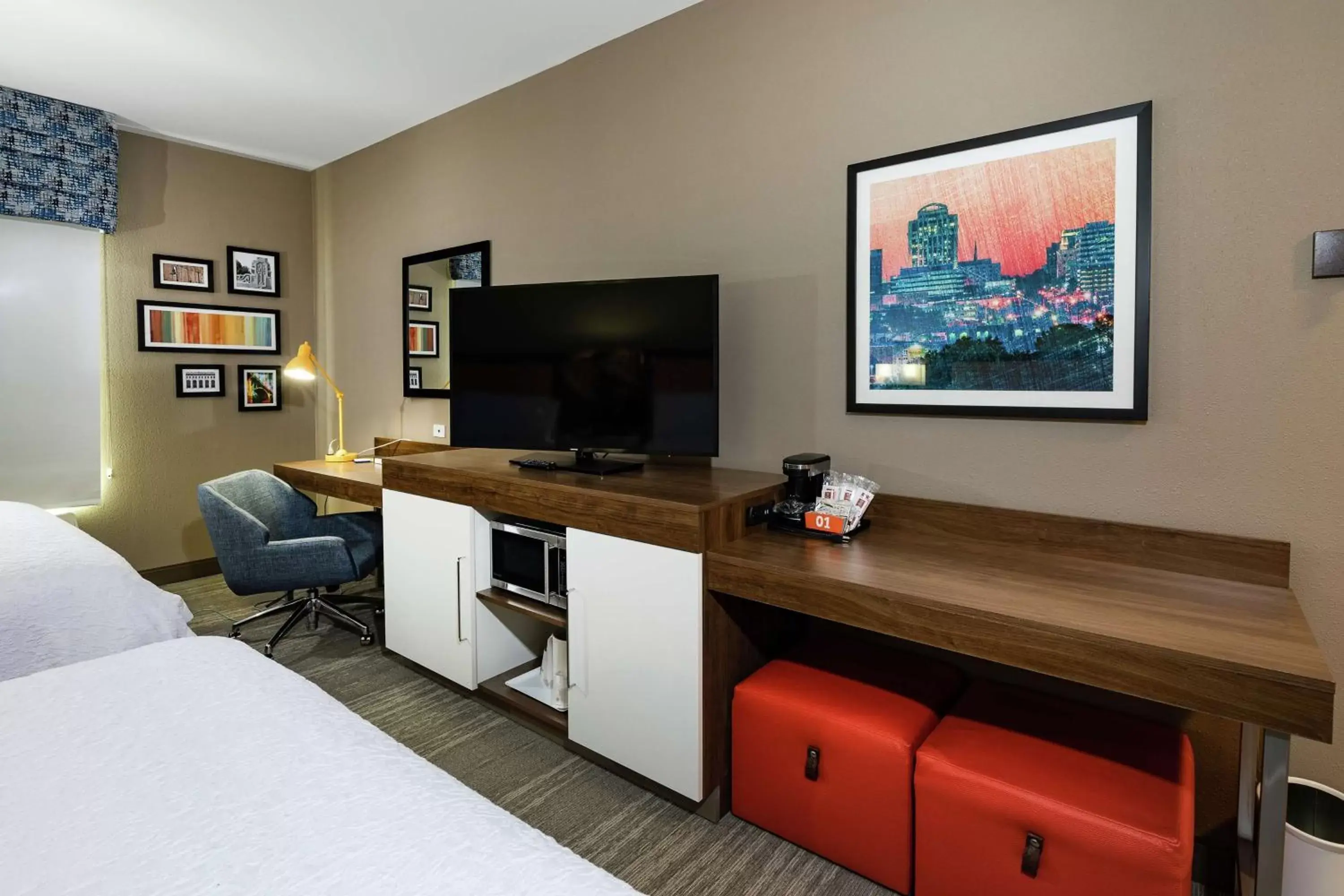 Bedroom, TV/Entertainment Center in Hampton Inn & Suites By Hilton-Columbia Killian Road