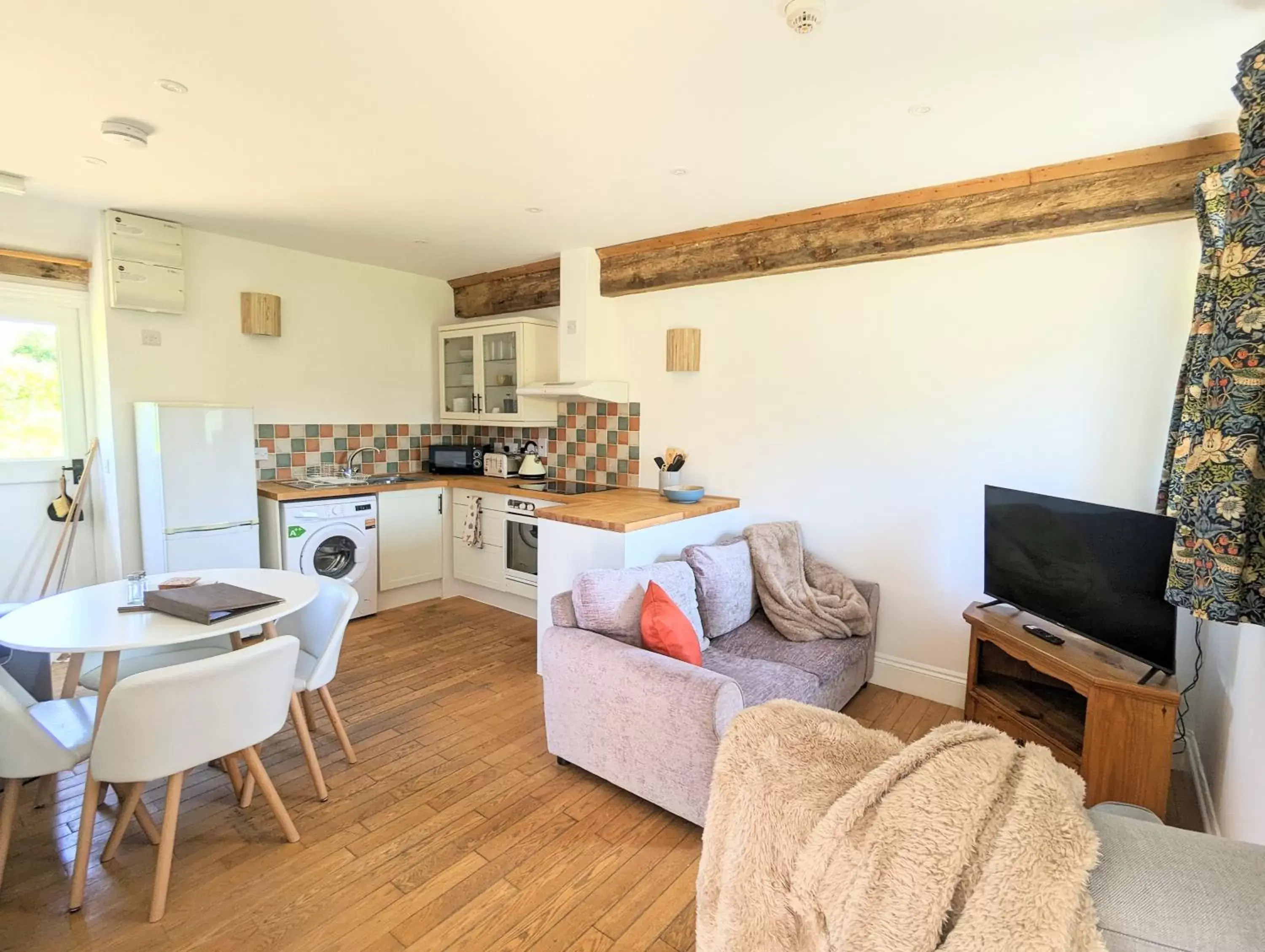 TV and multimedia, Seating Area in Kingfisher Barn B&B