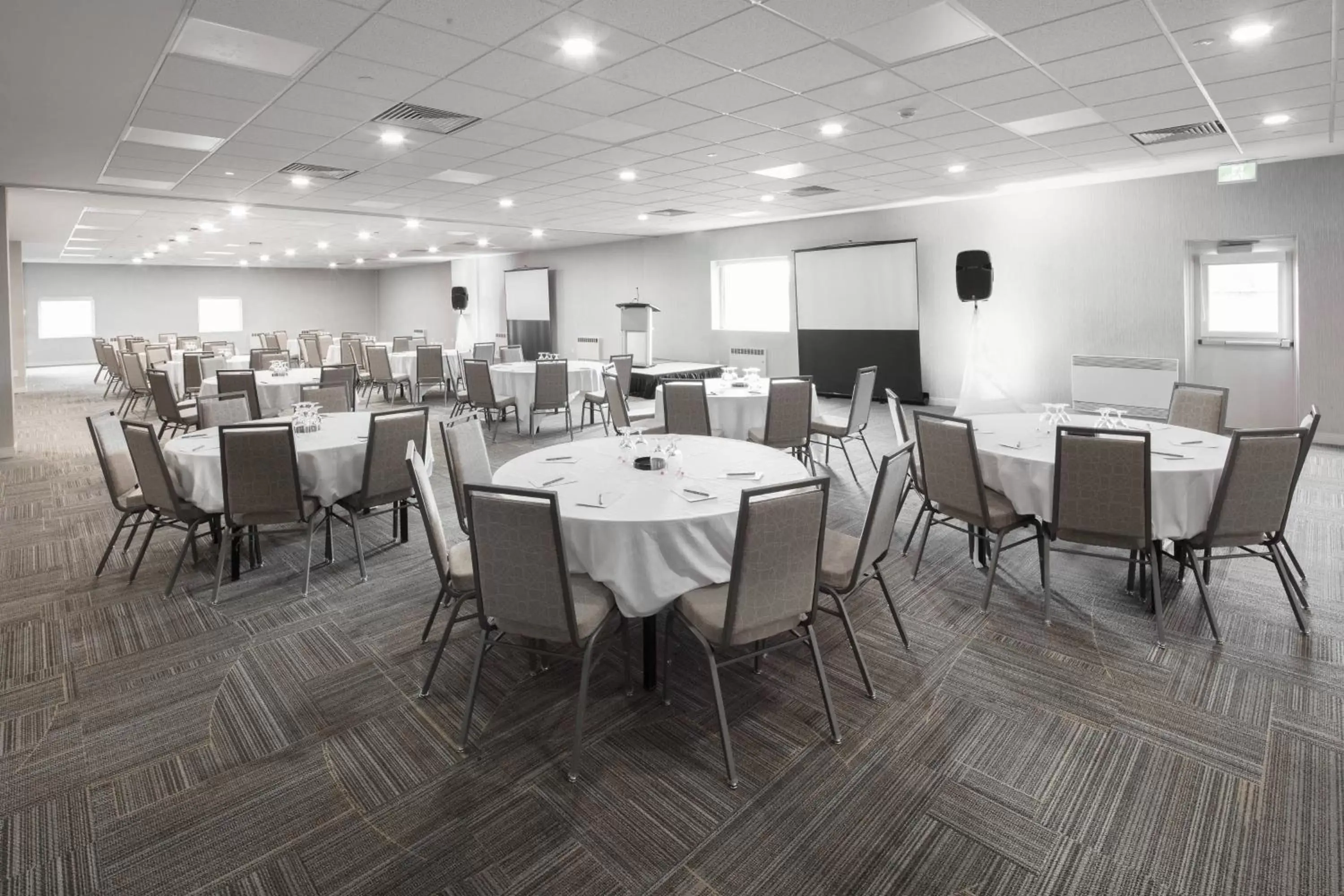 Meeting/conference room, Restaurant/Places to Eat in Delta Hotels by Marriott Beausejour