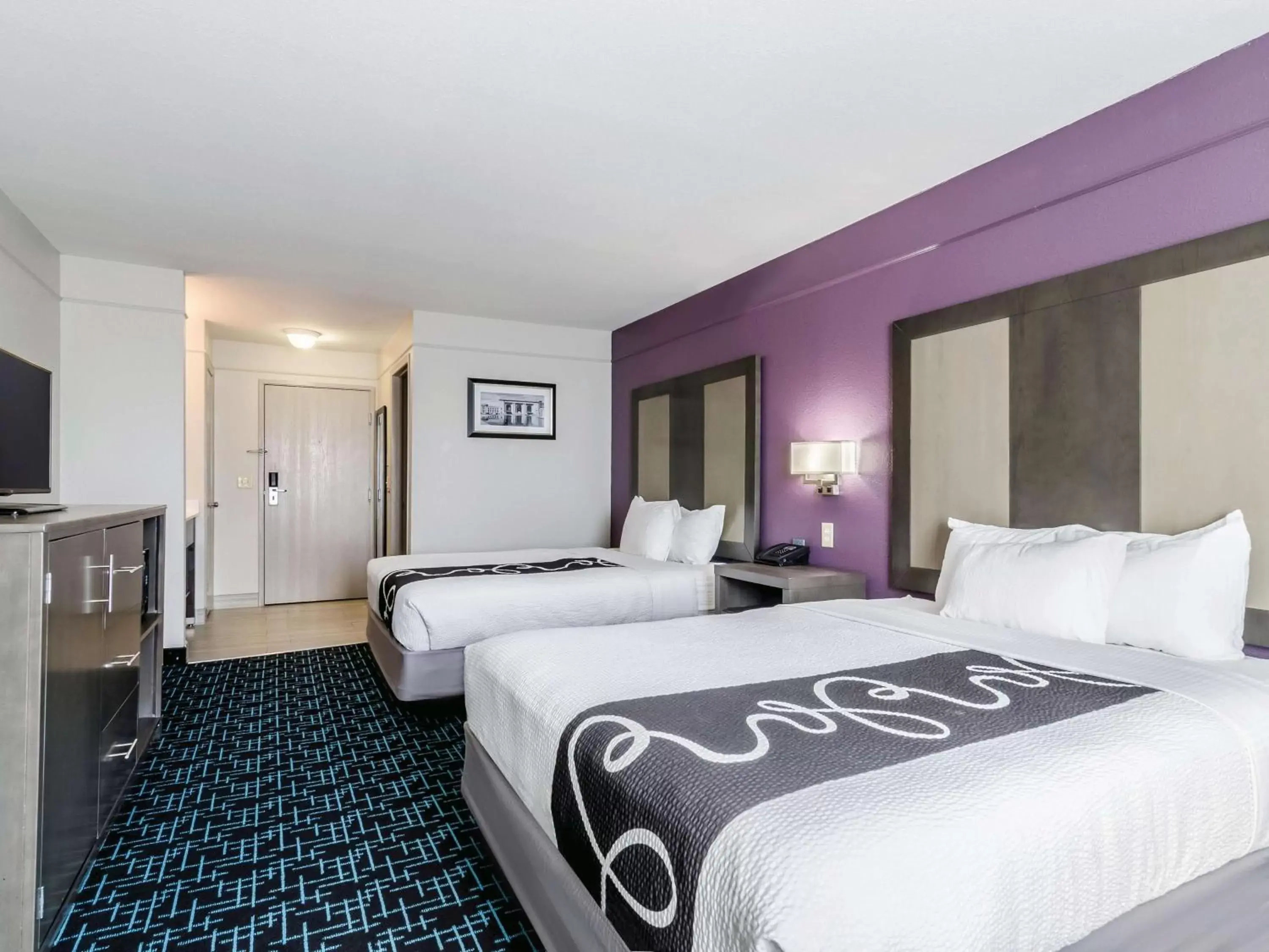 Photo of the whole room, Bed in La Quinta by Wyndham Kansas City Airport