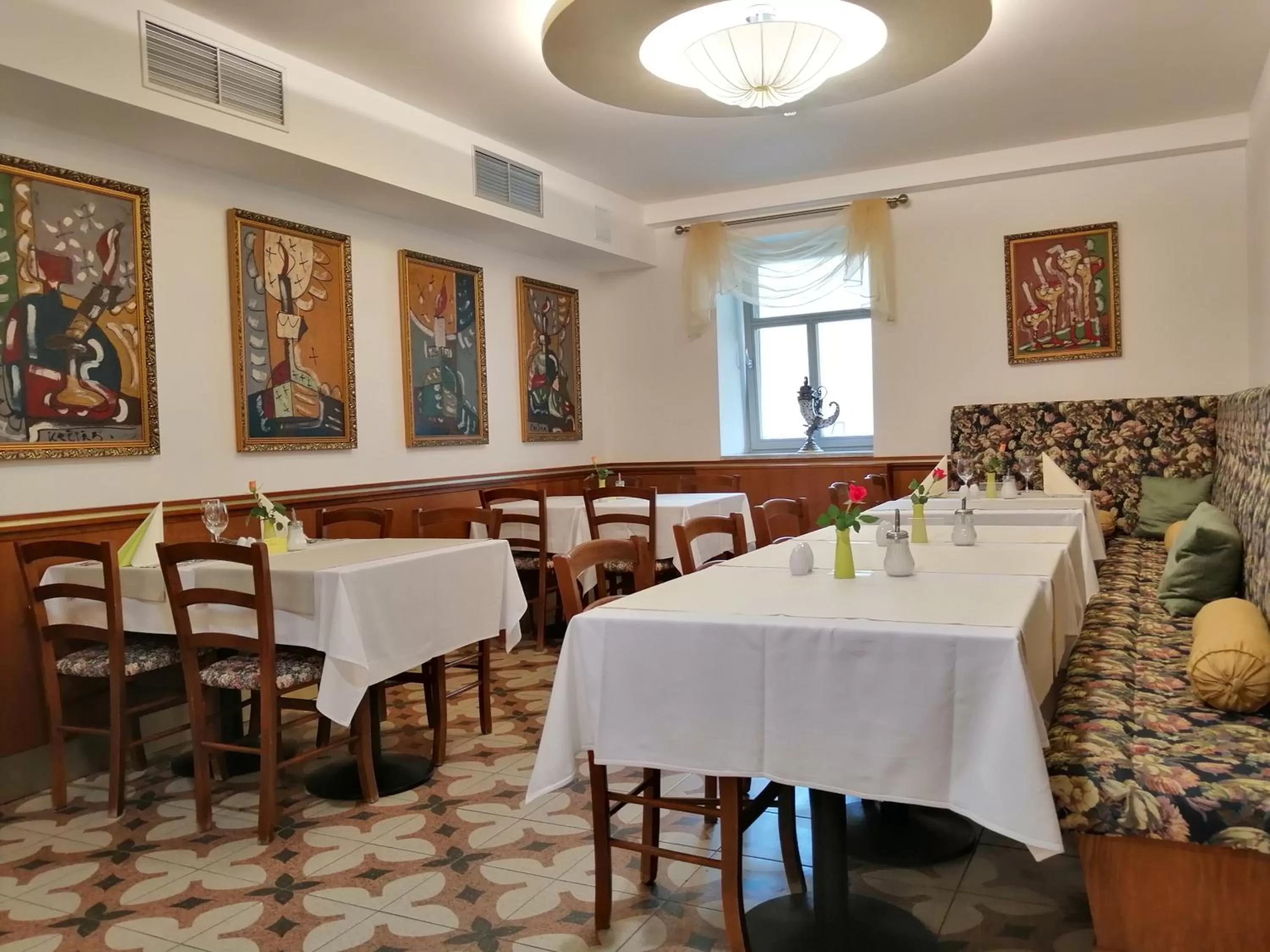 Restaurant/places to eat in Parkhotel Forest