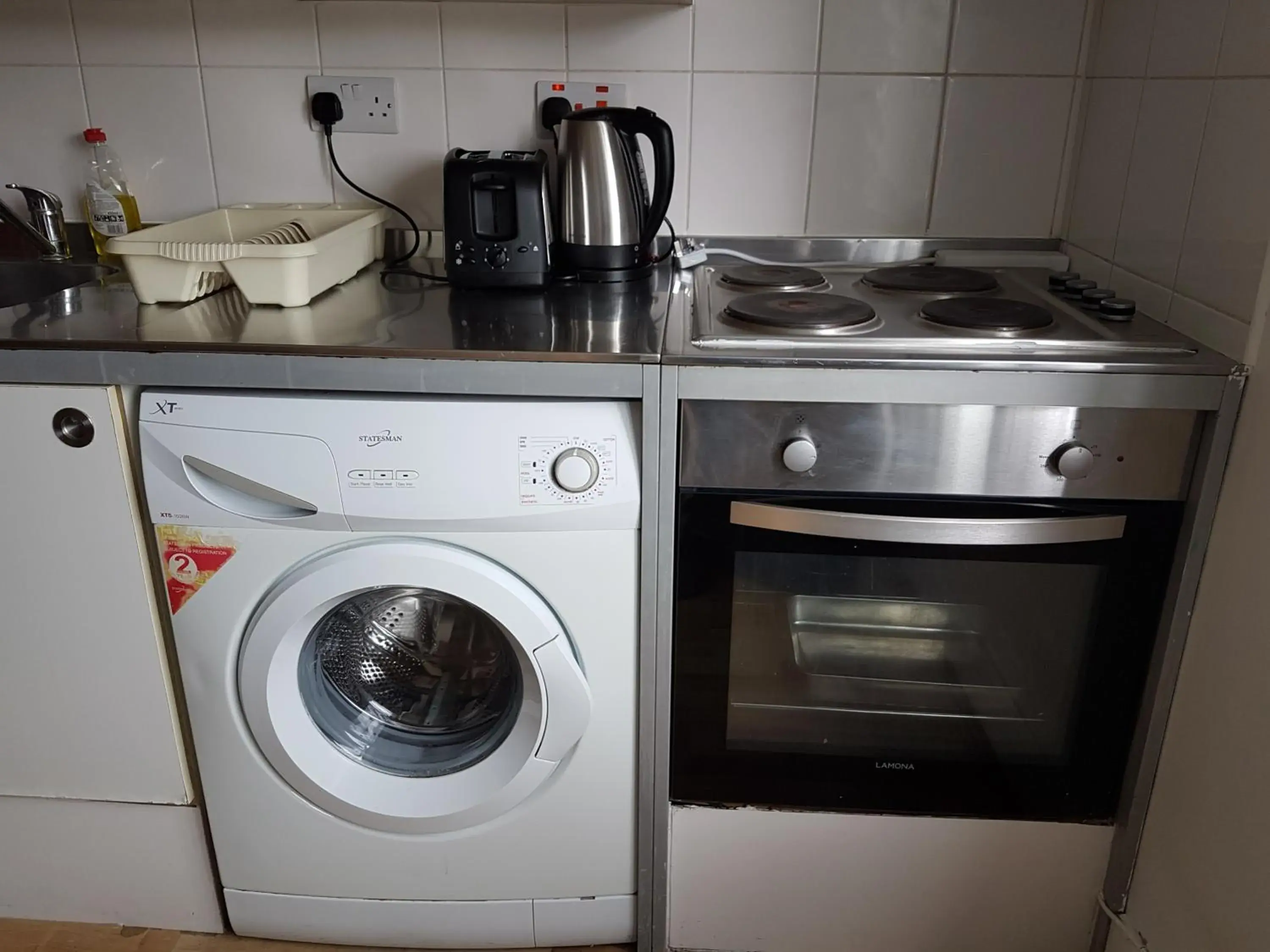 Kitchen/Kitchenette in London Queen Park Apartments