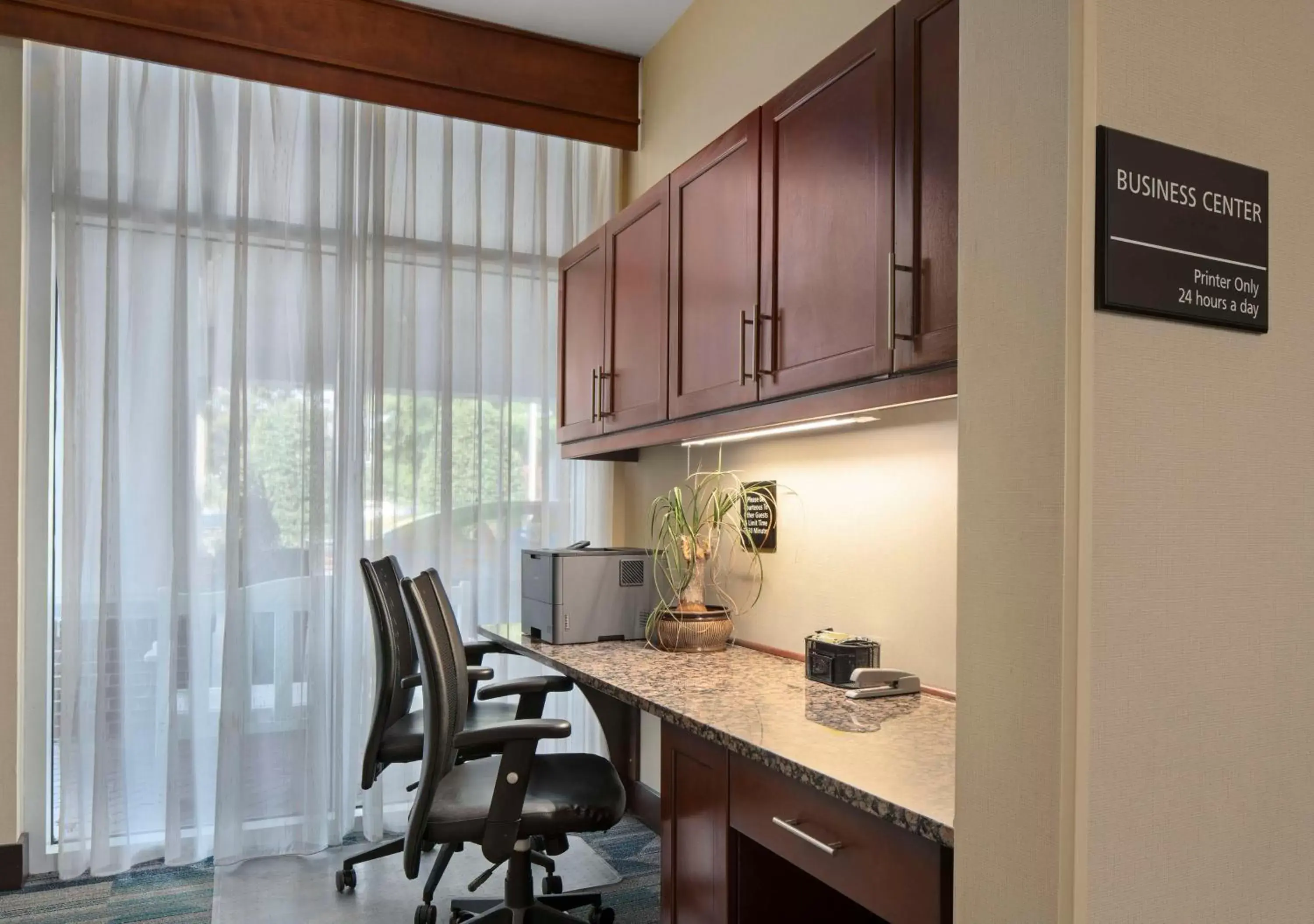Business facilities, Kitchen/Kitchenette in Hampton Inn & Suites Newport News-Airport - Oyster Point Area