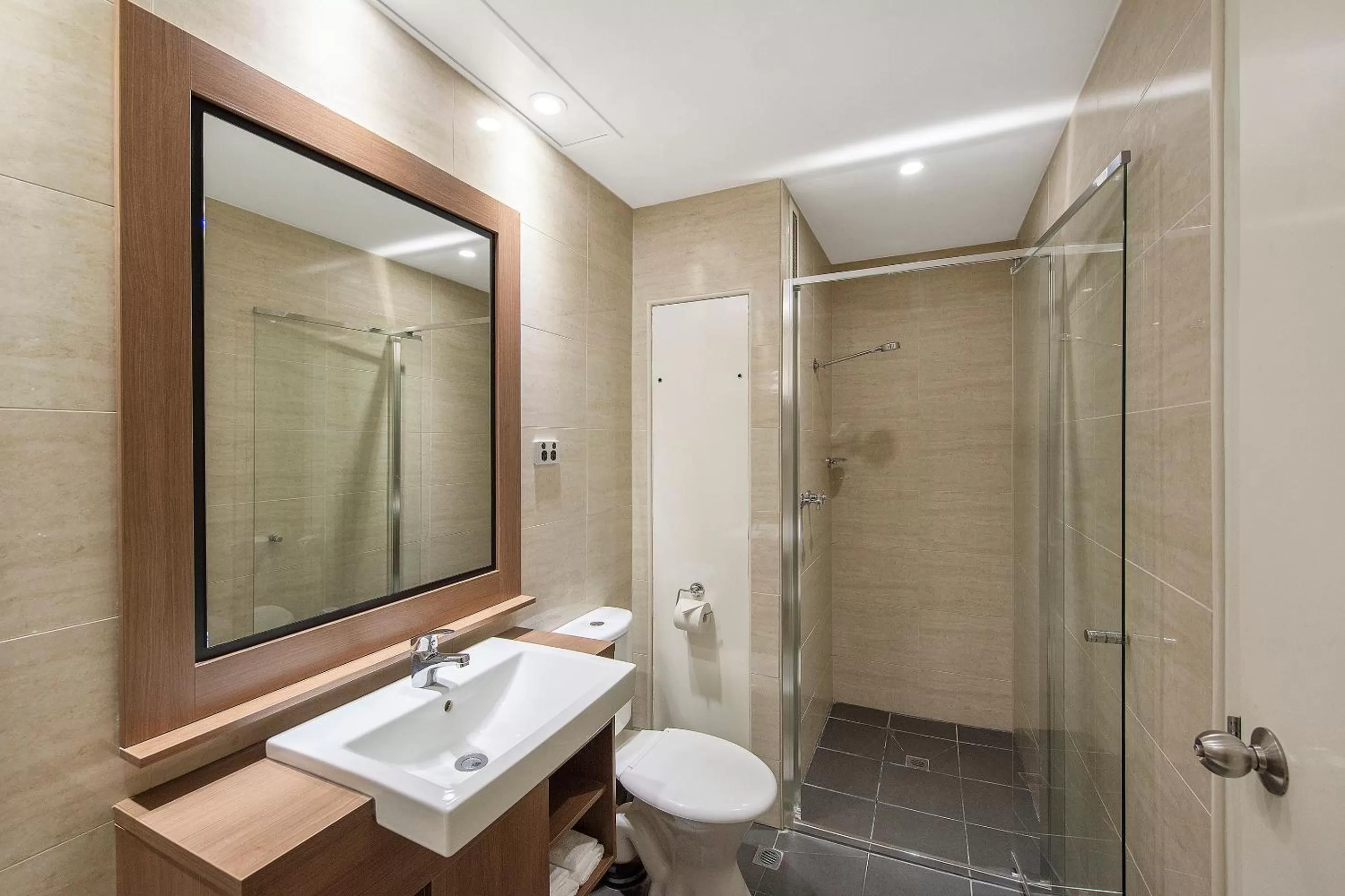 Shower in Quality Hotel Ambassador Perth