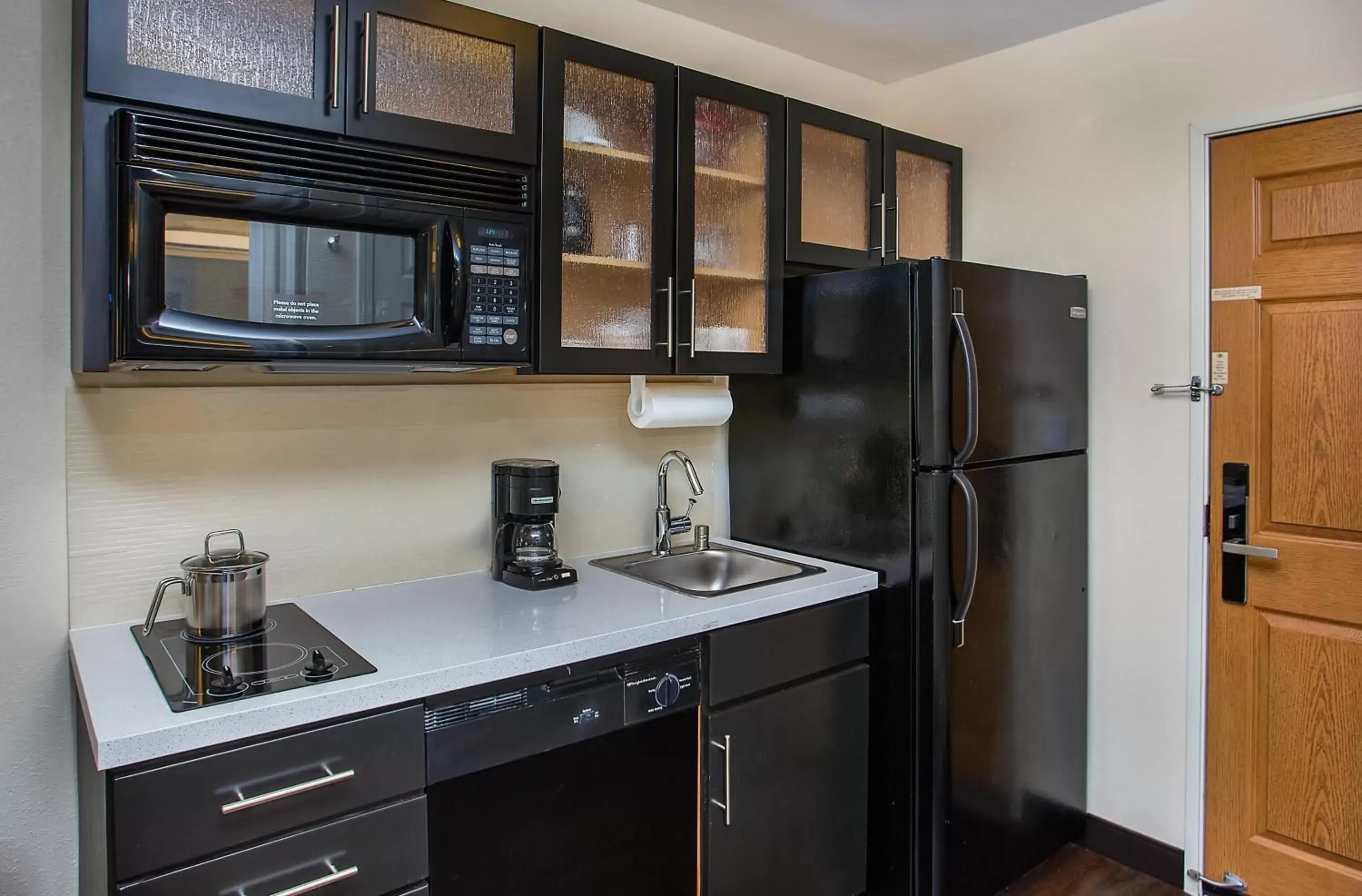 Bedroom, Kitchen/Kitchenette in Candlewood Suites Bowling Green, an IHG Hotel