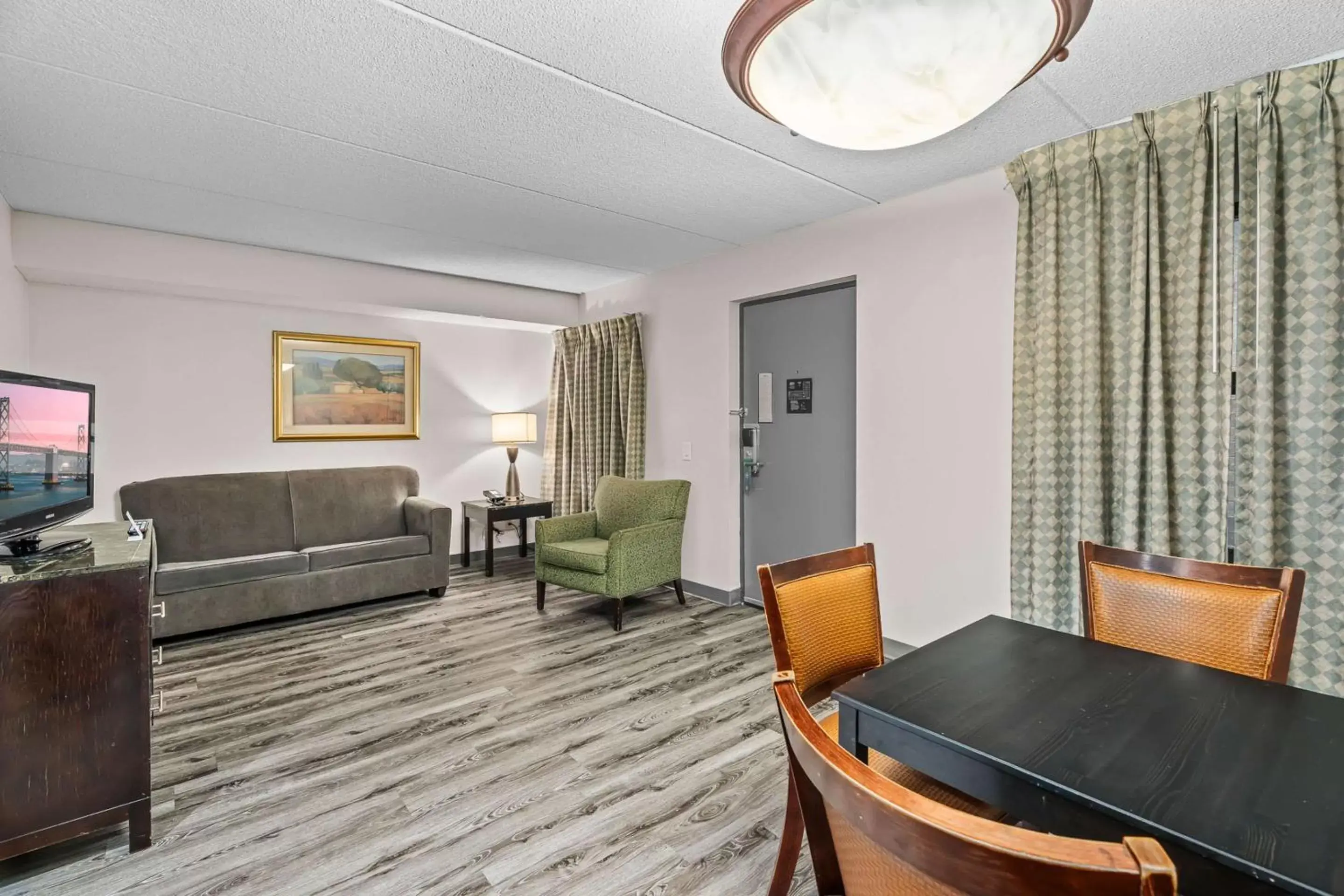Bedroom, Seating Area in Quality Inn & Suites Mall of America - MSP Airport