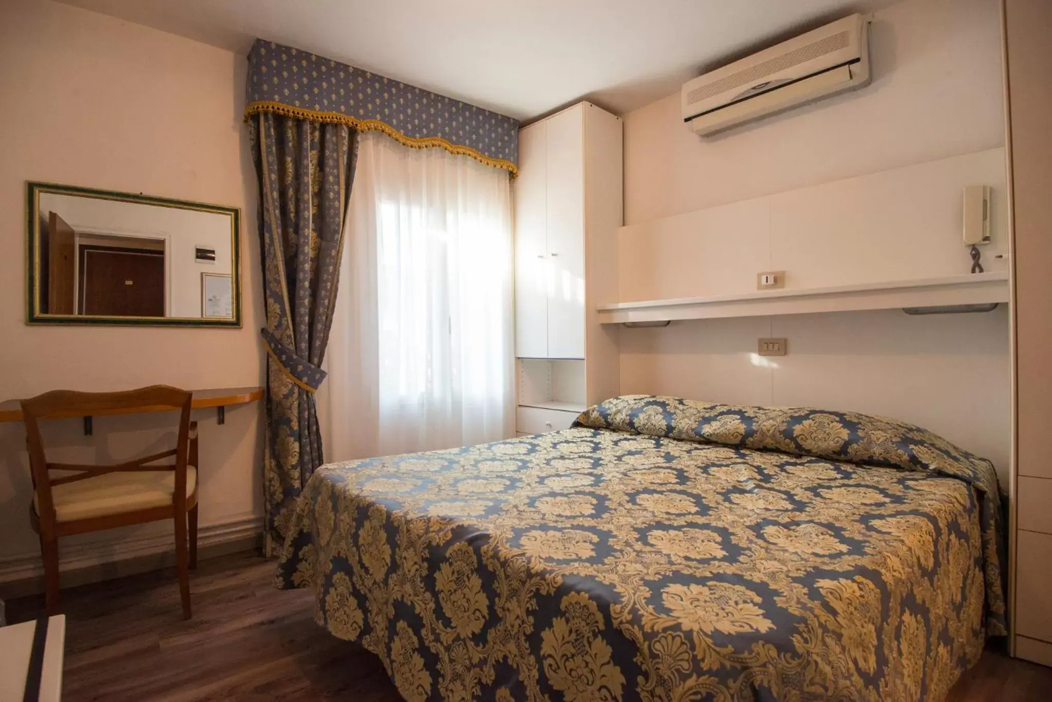 Photo of the whole room, Bed in Albergo Casa Peron