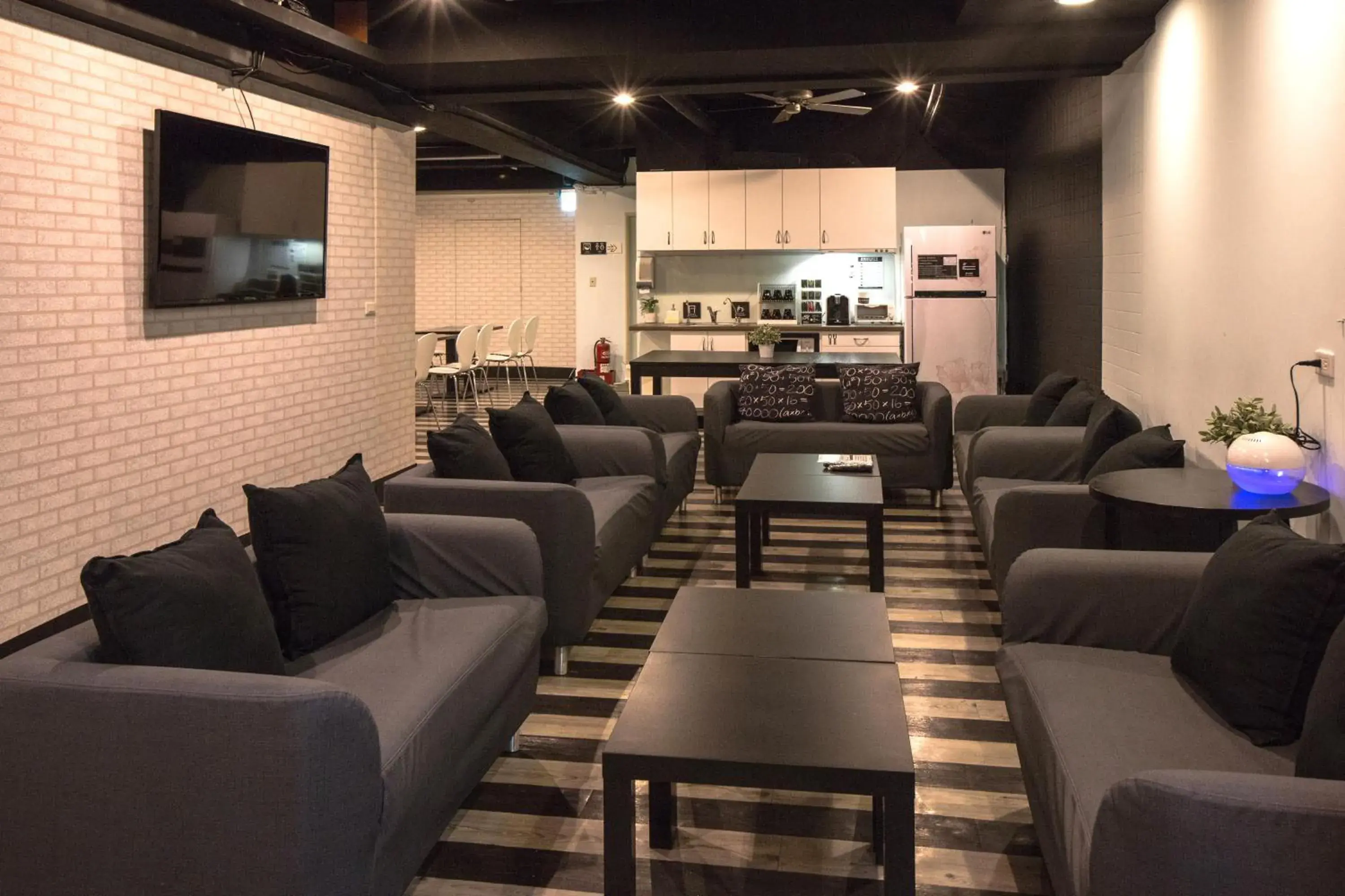 Seating area, Lounge/Bar in Fun Inn Taipei