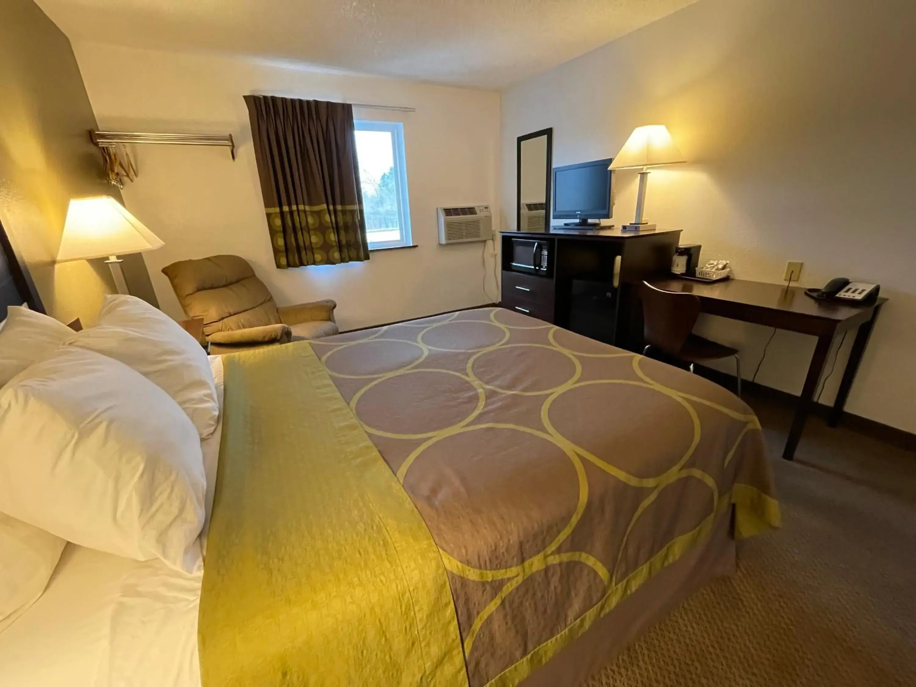 Photo of the whole room, Bed in Studio 1 Hotel & Extended Stay - Missoula