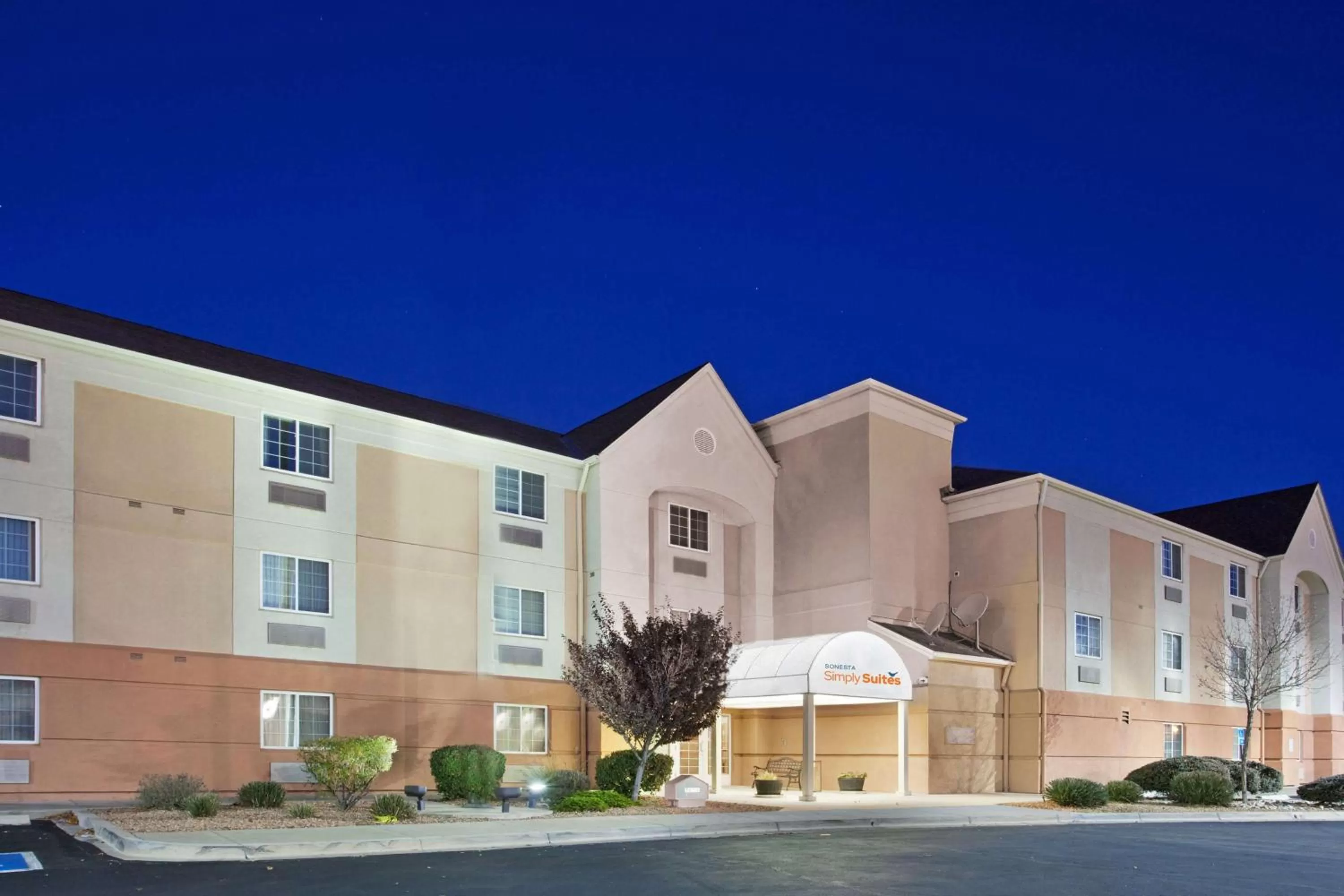 Property building in Sonesta Simply Suites Albuquerque