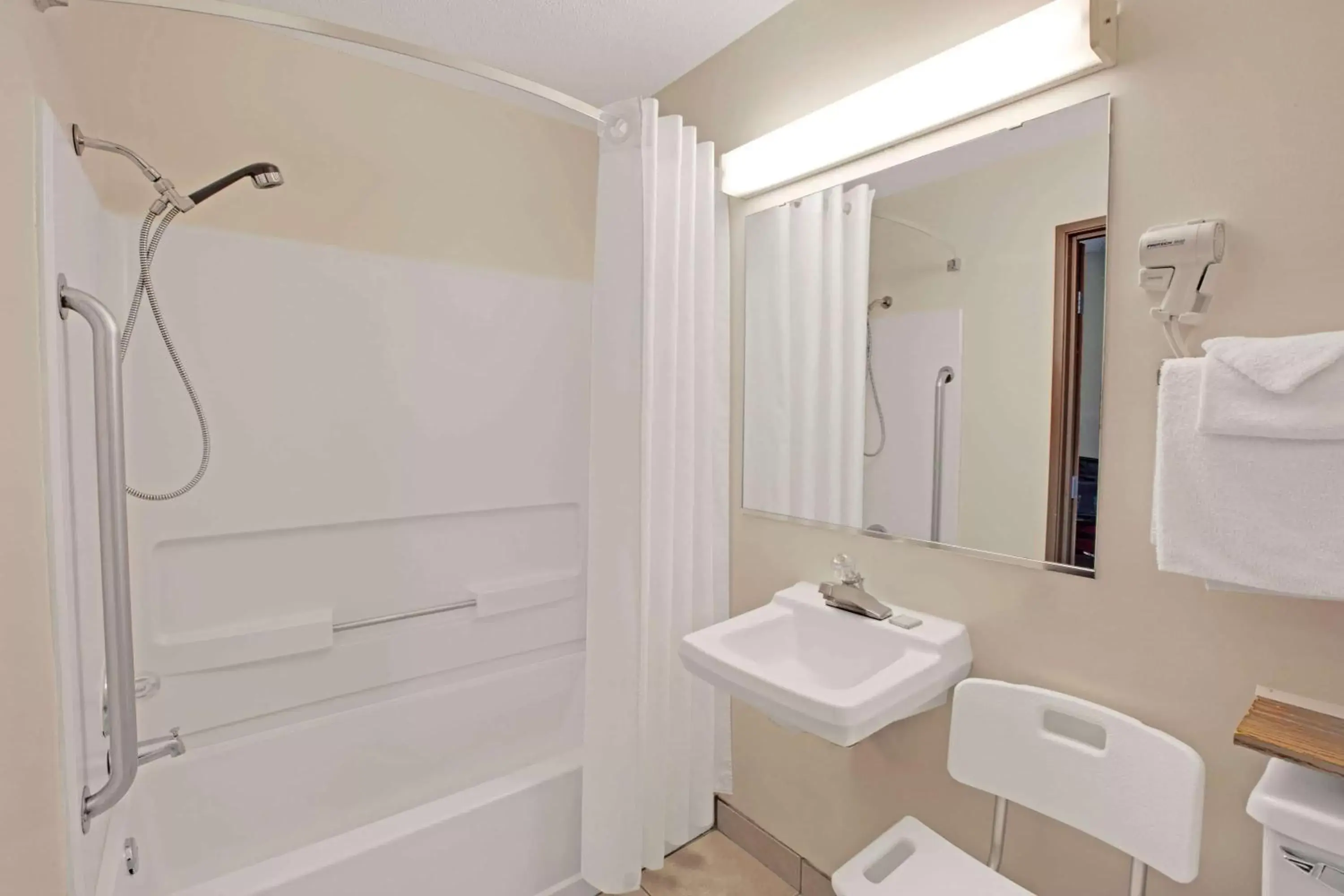 Photo of the whole room, Bathroom in Baymont Inn & Suites Richmond