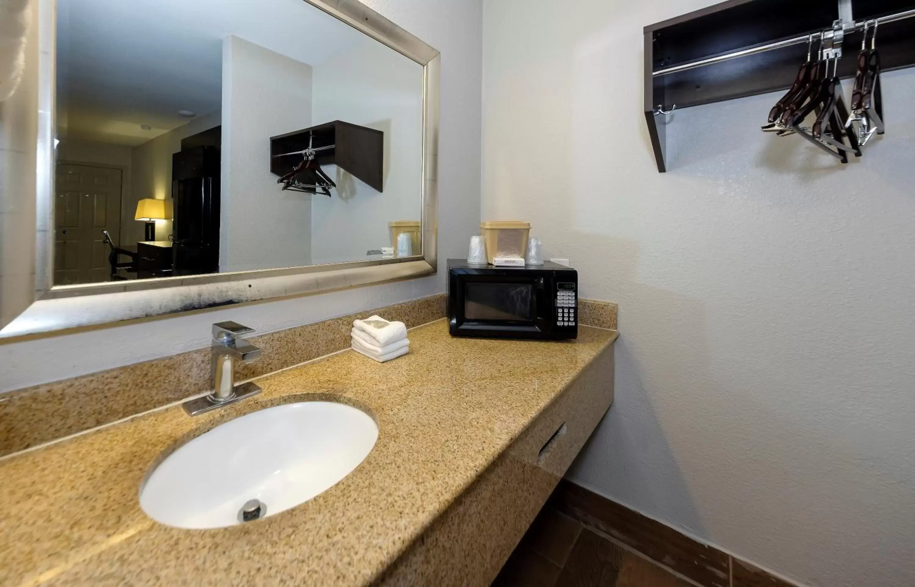 Bathroom in Red Roof Inn Arlington - Entertainment District