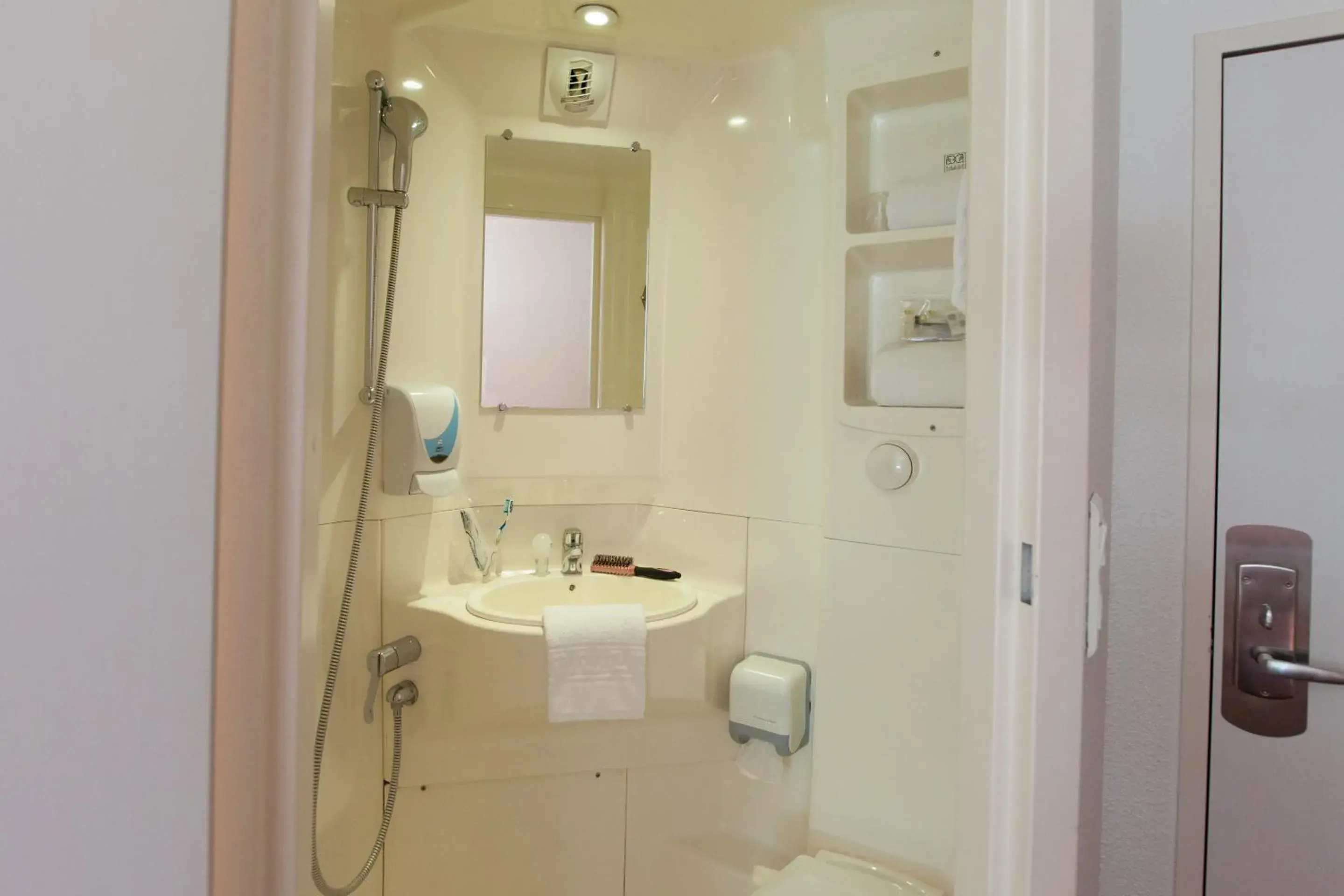 Bathroom in HOTEL LE BORDEAUX LAC Originals Access - Ex P'tit Dej Hotel